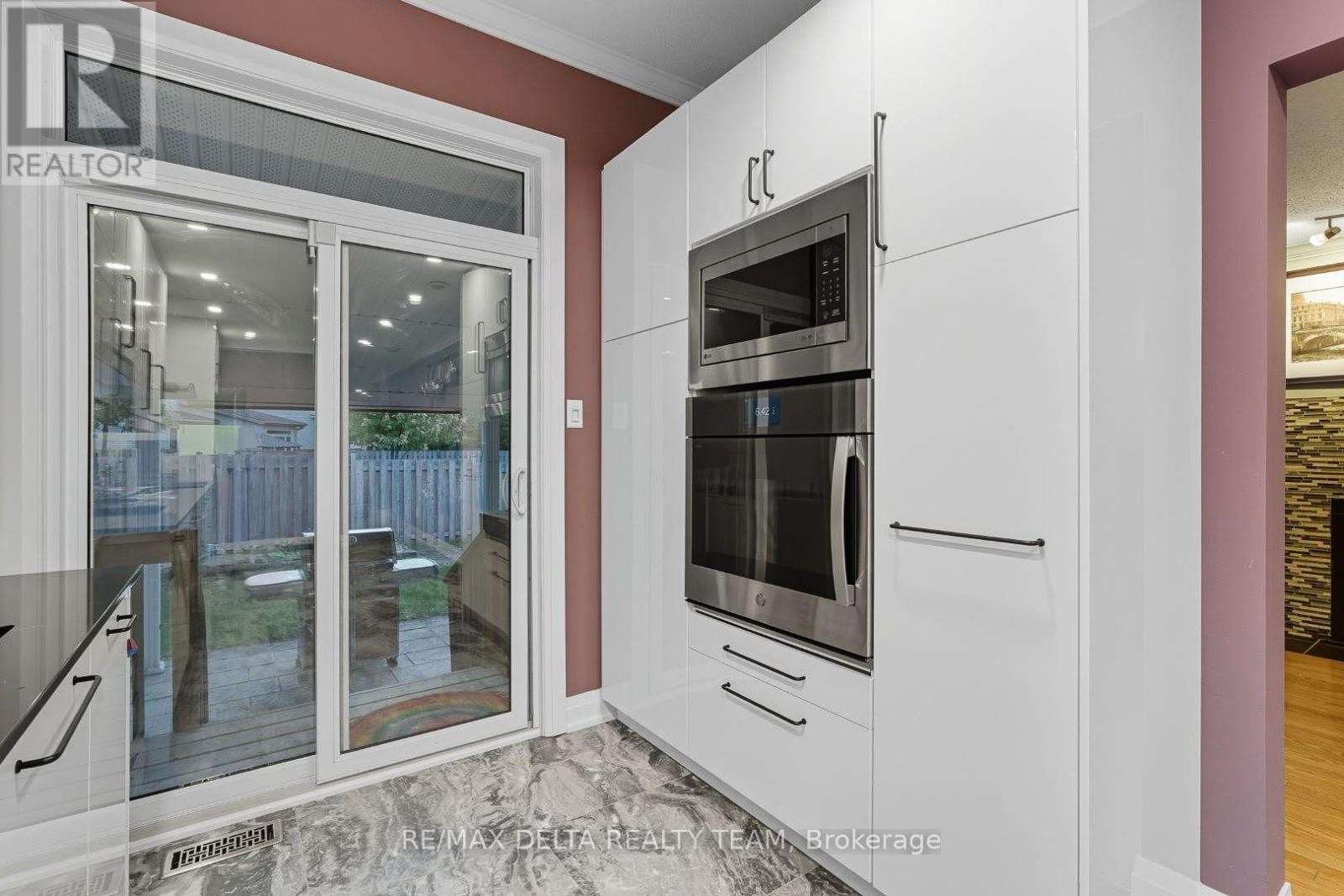18 Longshire Circle, Ottawa, Ontario  K2J 4K7 - Photo 9 - X12443696