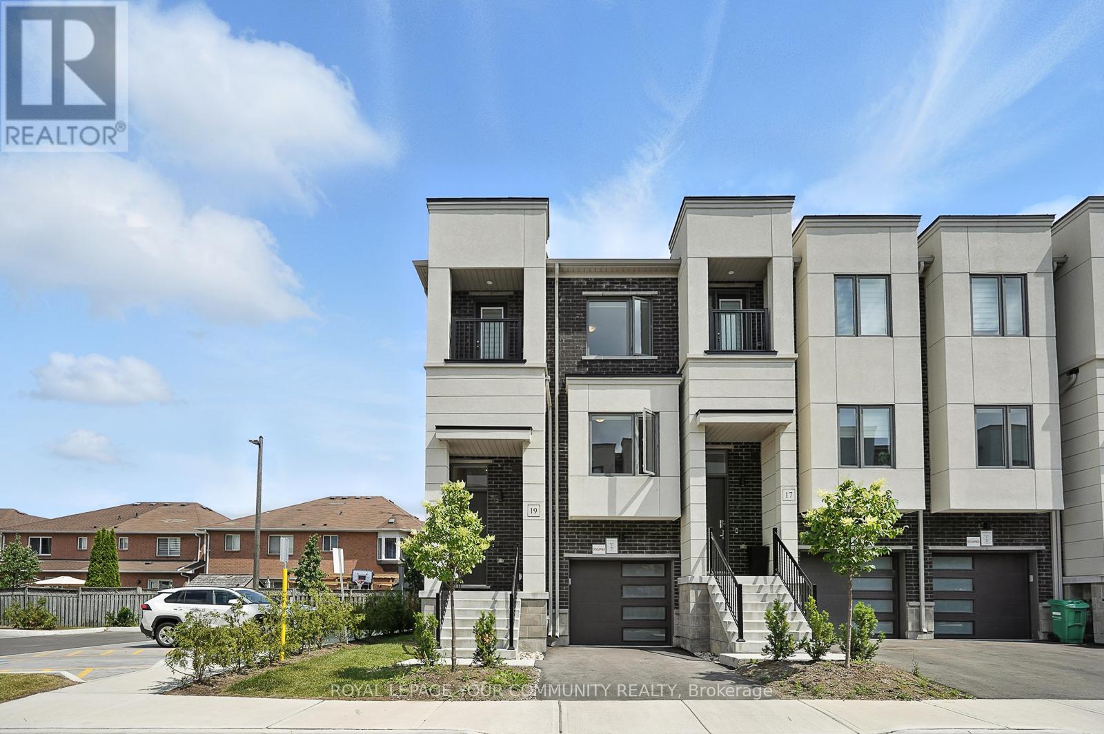 19 Heathrow Lane, Caledon (Bolton East), Ontario  L7E 2E1 - Photo 2 - W12444936