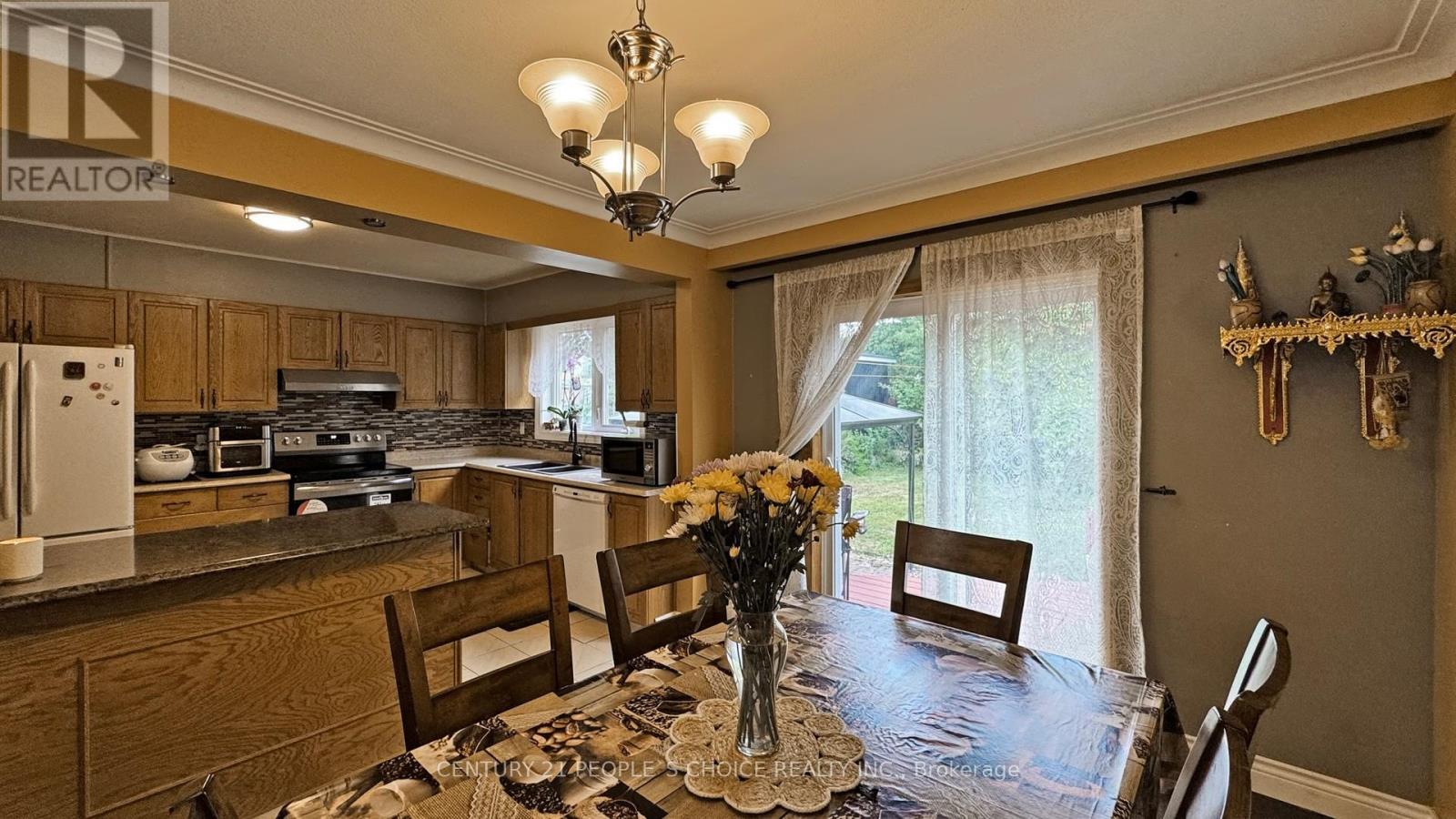 37 Foxrun Avenue, Toronto, Ontario  M3L 1L9 - Photo 11 - W12444948