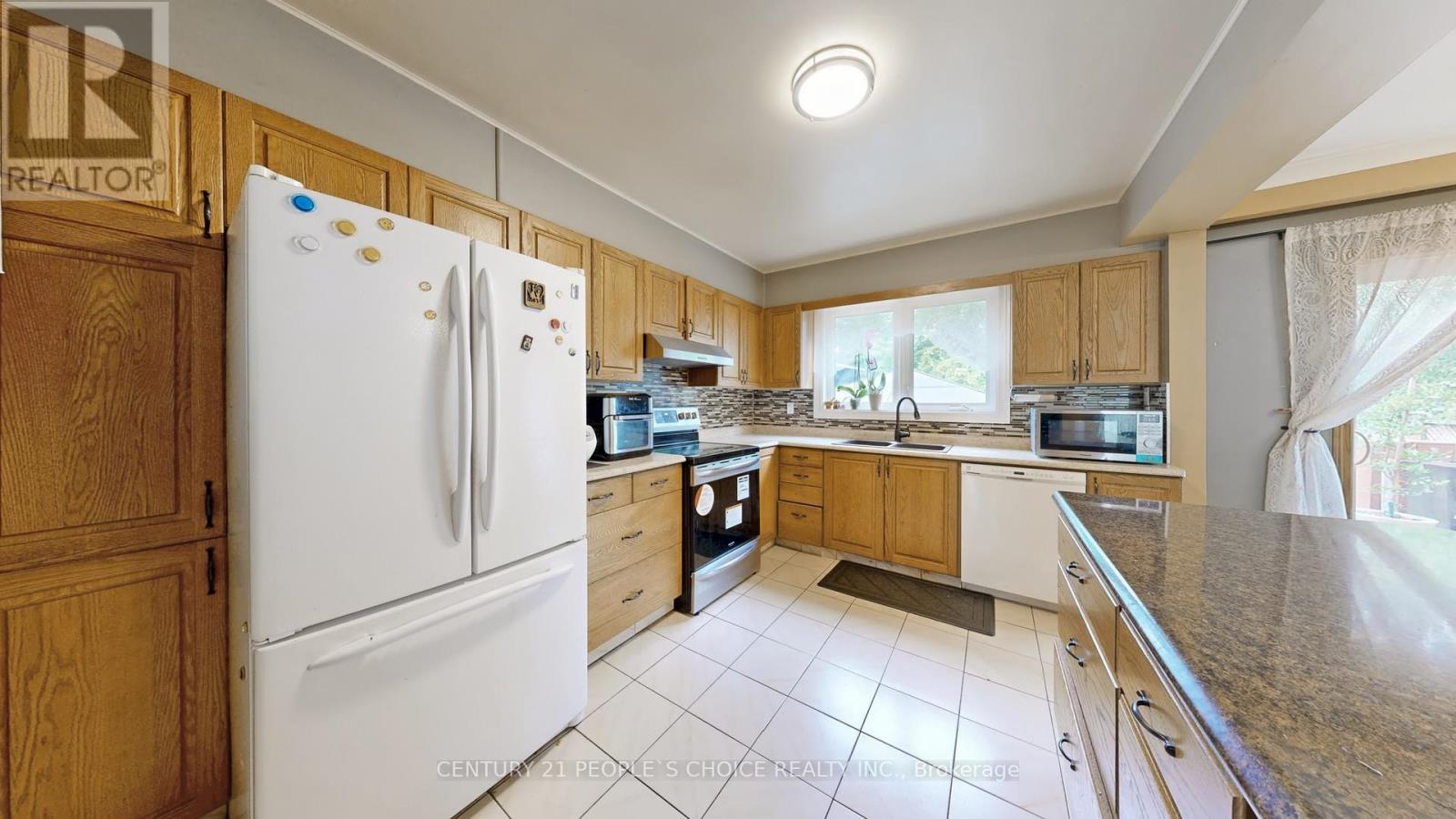37 Foxrun Avenue, Toronto, Ontario  M3L 1L9 - Photo 13 - W12444948