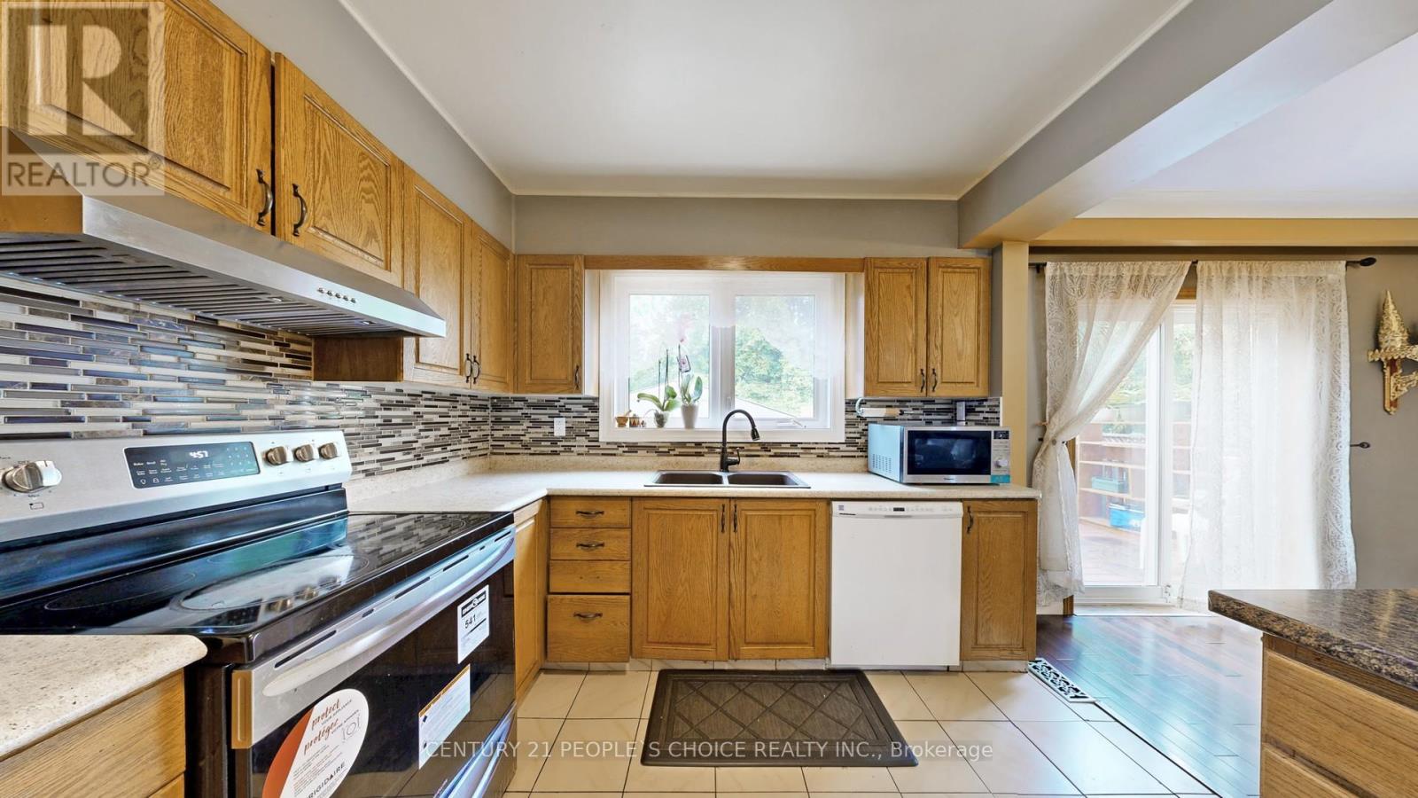 37 Foxrun Avenue, Toronto, Ontario  M3L 1L9 - Photo 14 - W12444948