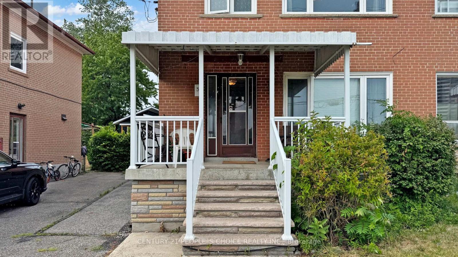 37 Foxrun Avenue, Toronto, Ontario  M3L 1L9 - Photo 2 - W12444948