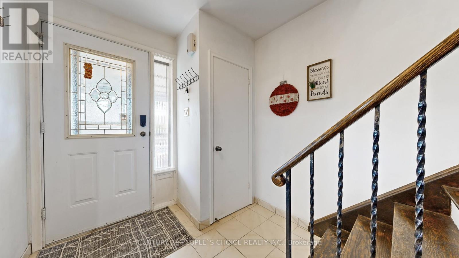 37 Foxrun Avenue, Toronto, Ontario  M3L 1L9 - Photo 3 - W12444948