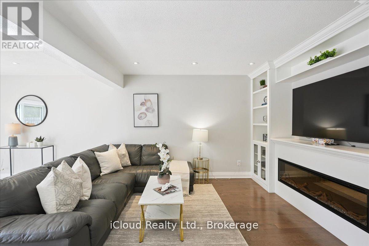2224 Thorn Lodge Drive, Mississauga (Sheridan), Ontario  L5K 1K2 - Photo 19 - W12444955