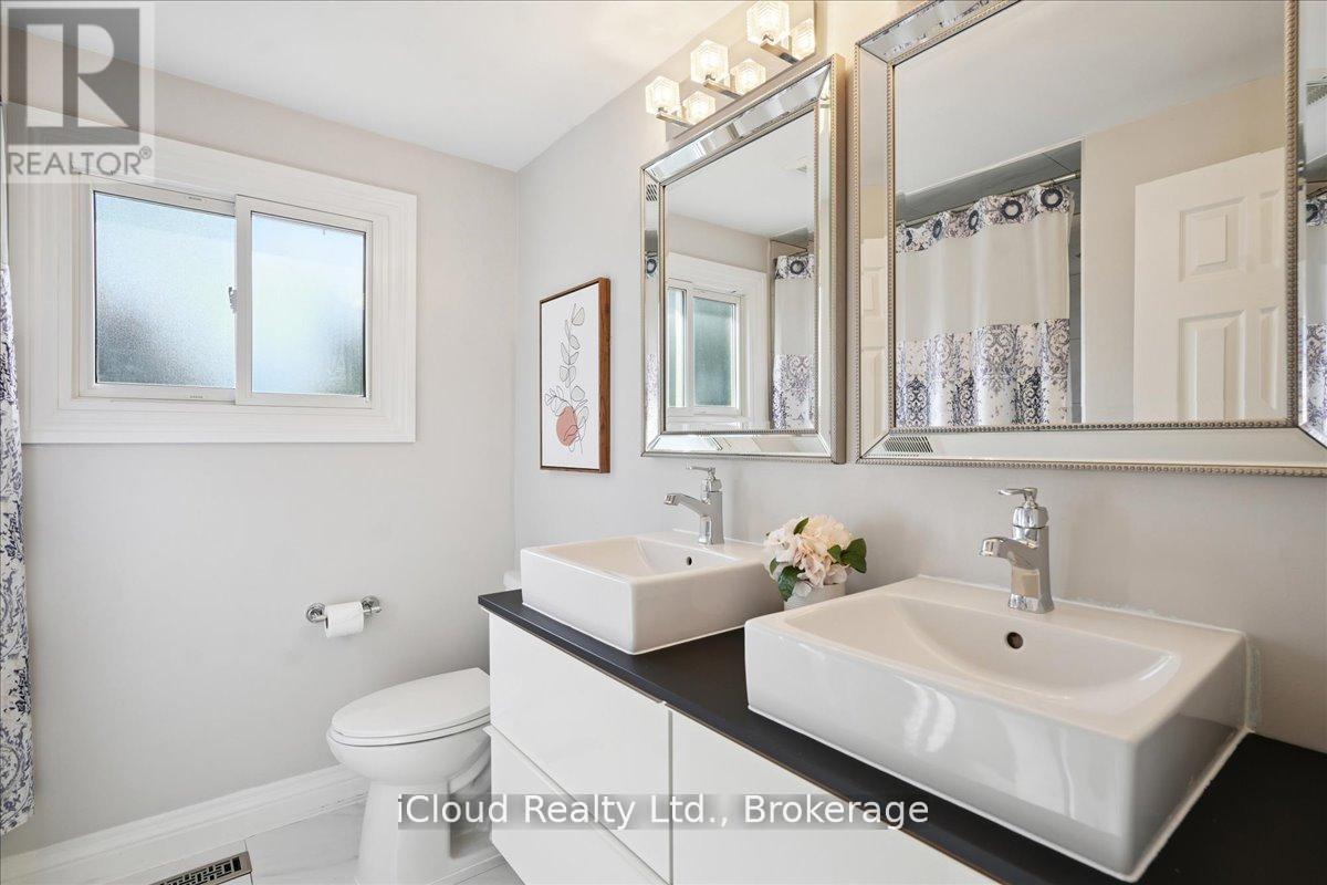 2224 Thorn Lodge Drive, Mississauga (Sheridan), Ontario  L5K 1K2 - Photo 24 - W12444955