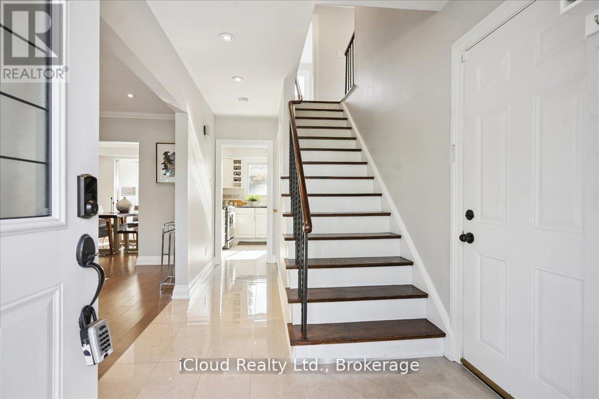 2224 Thorn Lodge Drive, Mississauga (Sheridan), Ontario  L5K 1K2 - Photo 7 - W12444955