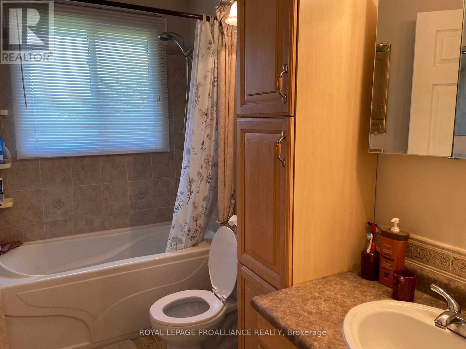 34 Hillcrest Drive, Brockville, Ontario  K6V 3J4 - Photo 16 - X12432860