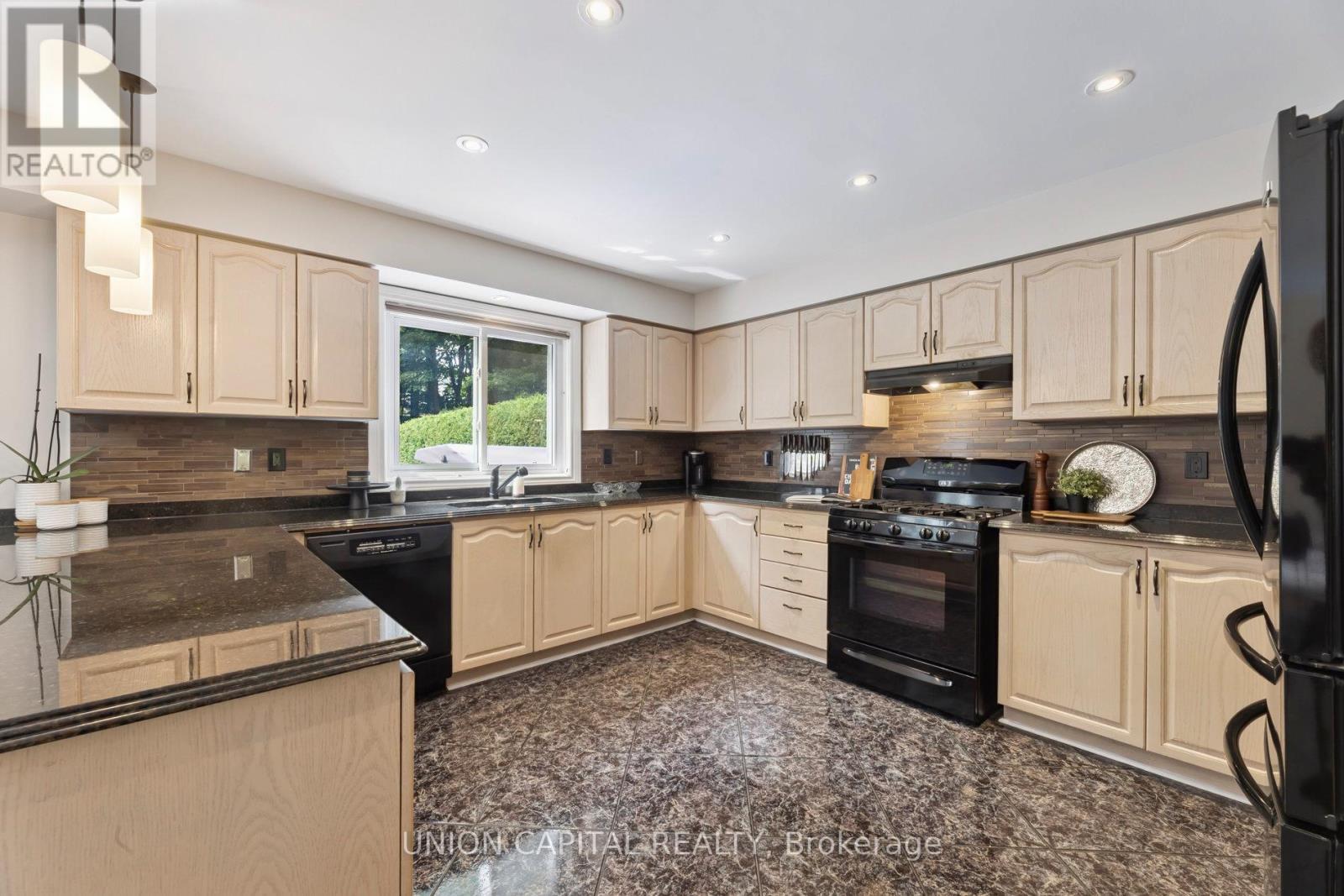 86 Charing Crescent, Aurora (Aurora Highlands), Ontario  L4G 6P5 - Photo 10 - N12444977
