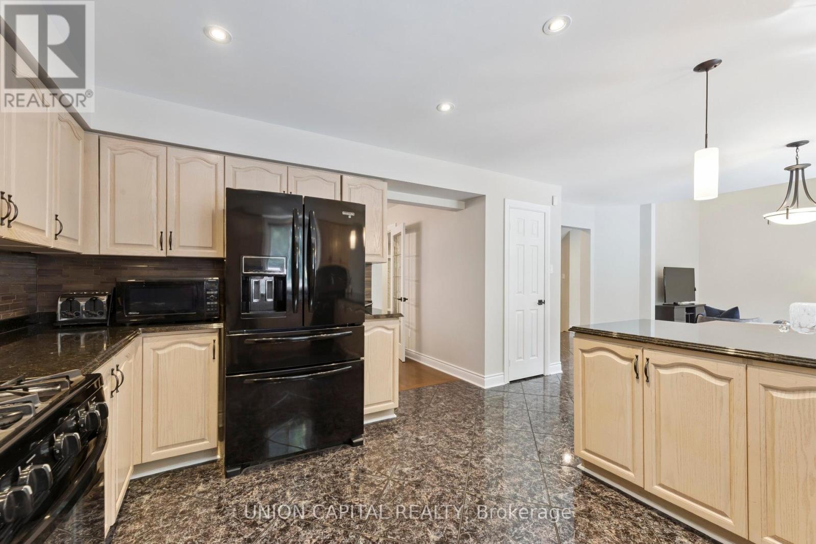 86 Charing Crescent, Aurora (Aurora Highlands), Ontario  L4G 6P5 - Photo 12 - N12444977