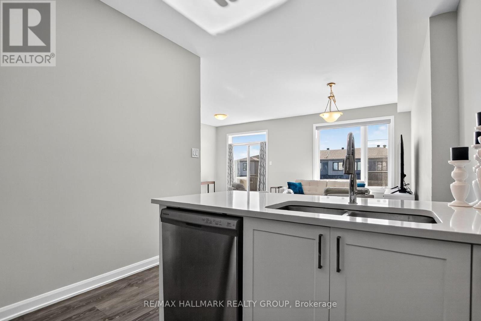 342 Raheen Court, Ottawa, Ontario  K1C 3H2 - Photo 8 - X12444991