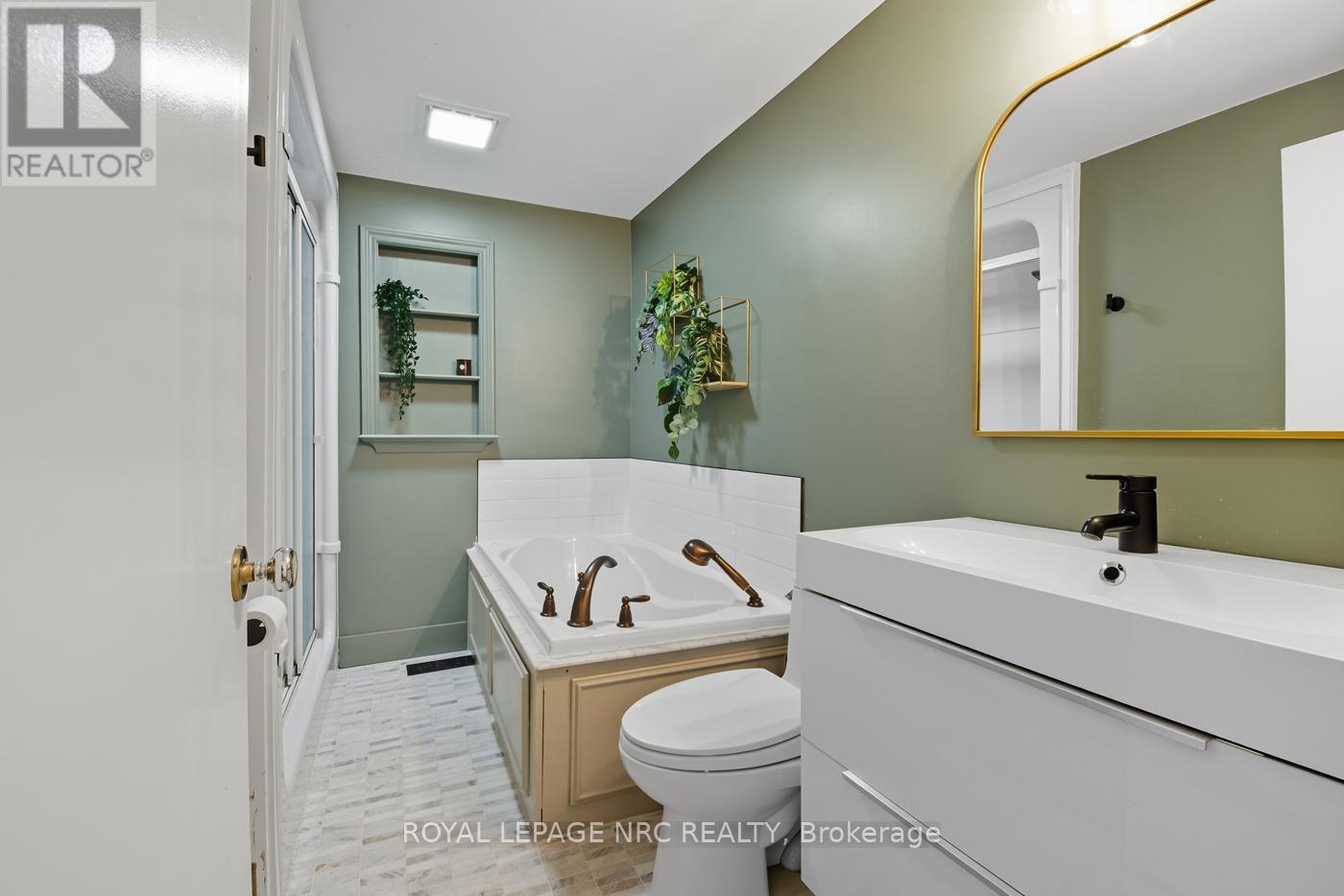 3754 Highland Drive, Fort Erie, Ontario  L0S 1N0 - Photo 16 - X12445046