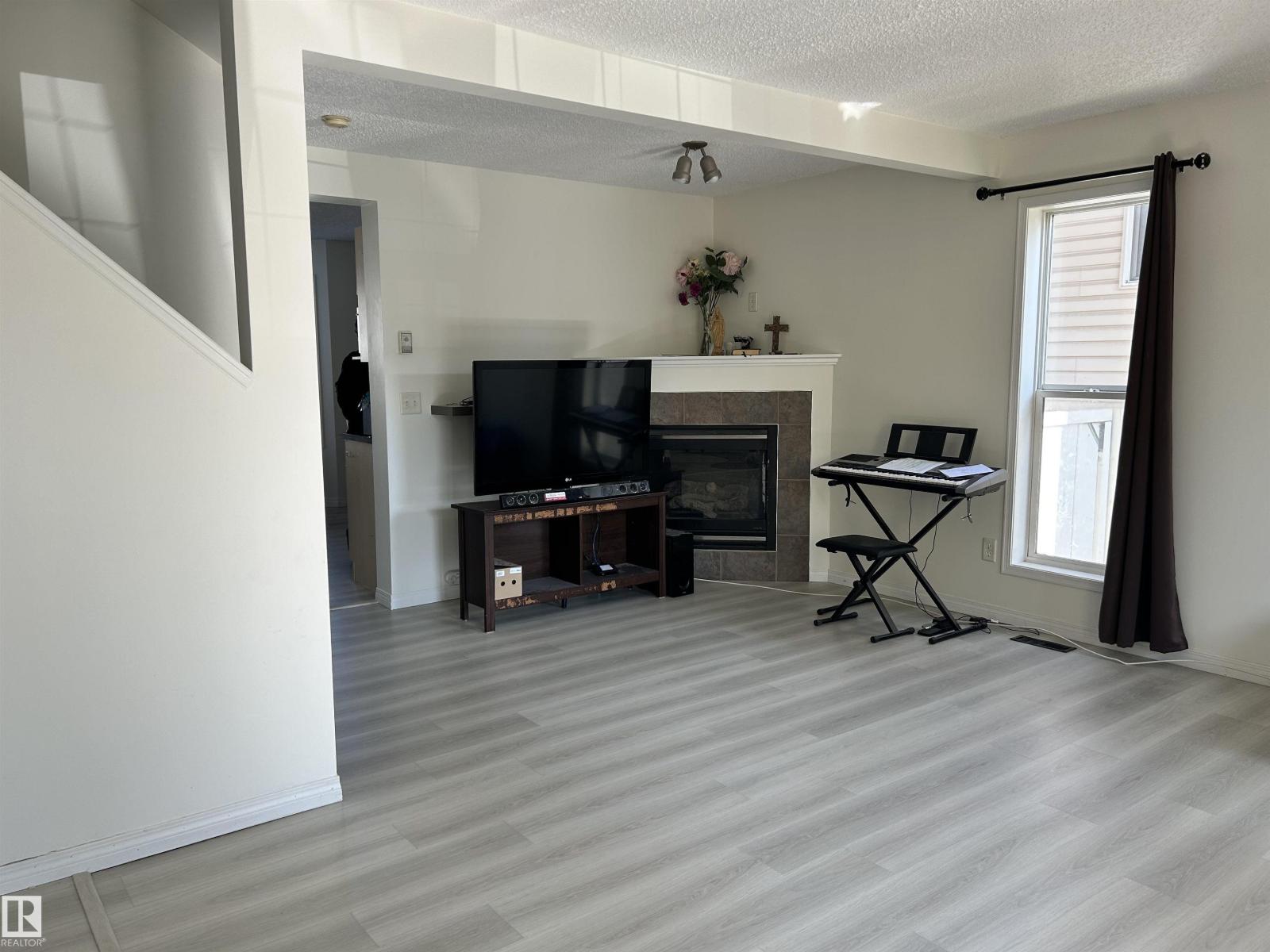 1914 37 Ave Nw, Edmonton, Alberta  T6T 1S7 - Photo 2 - E4460857