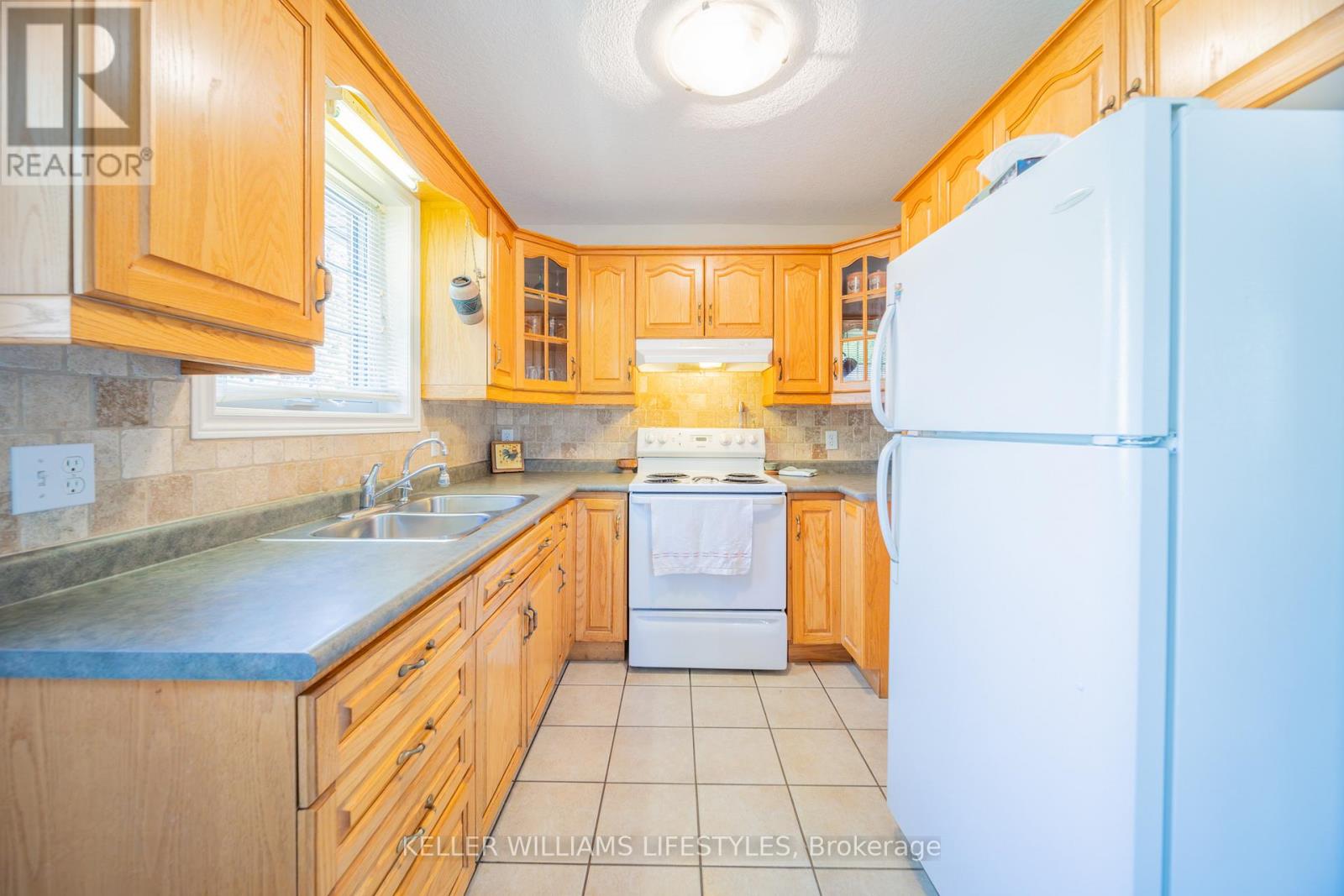 13 Ducharme Crescent, Bluewater (Bayfield), Ontario  N0M 1G0 - Photo 15 - X12445057