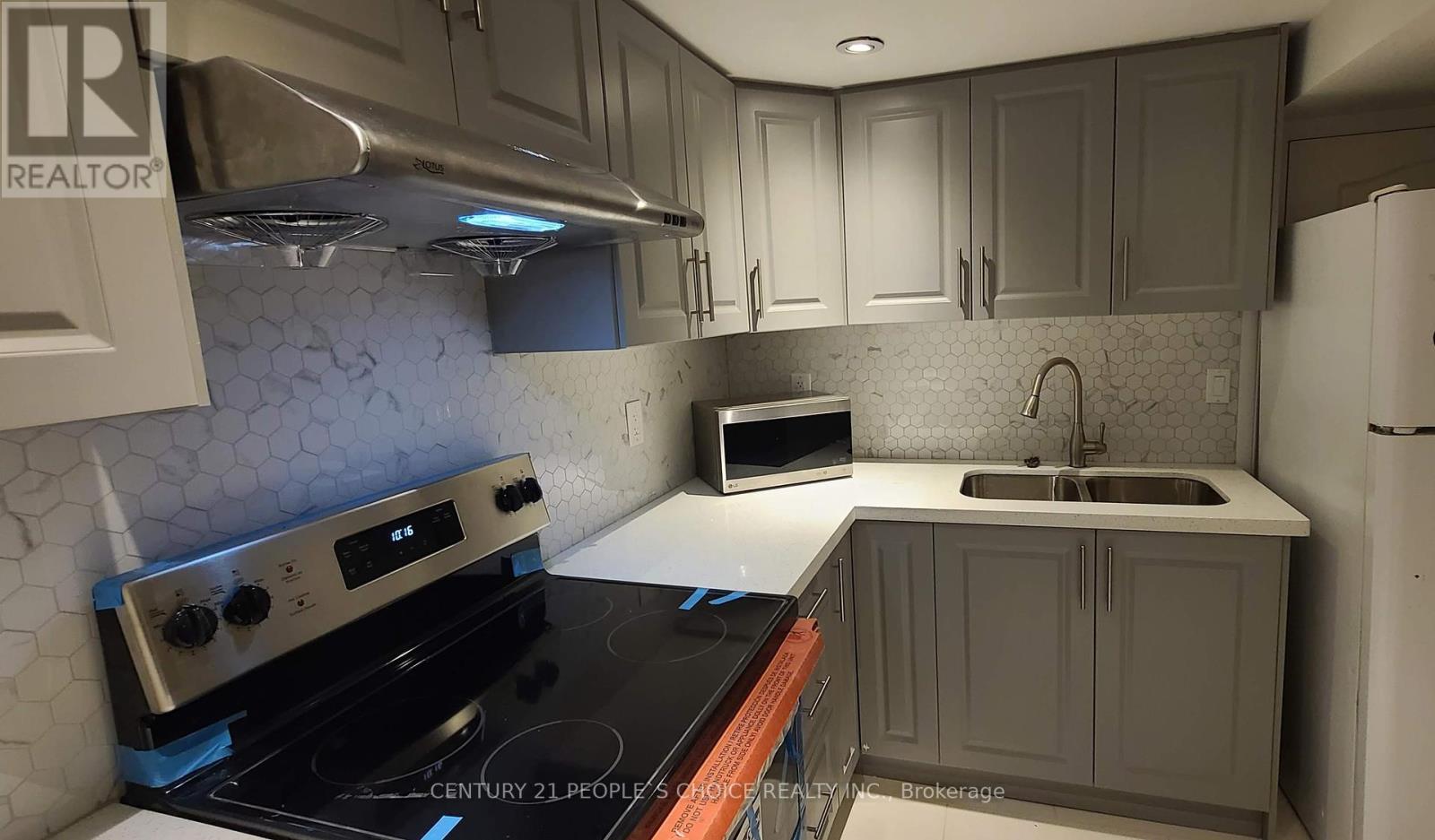 3 Erindale Crescent, Brampton, Ontario  L6W 1B4 - Photo 4 - W12444994