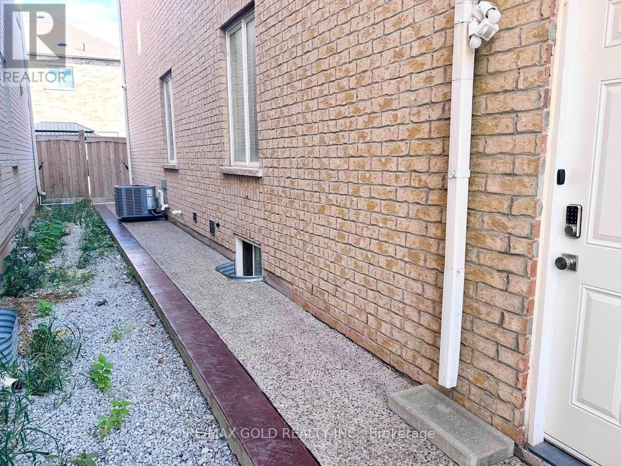 298 Etheridge Avenue, Milton, Ontario  L9E 1H7 - Photo 3 - W12444998