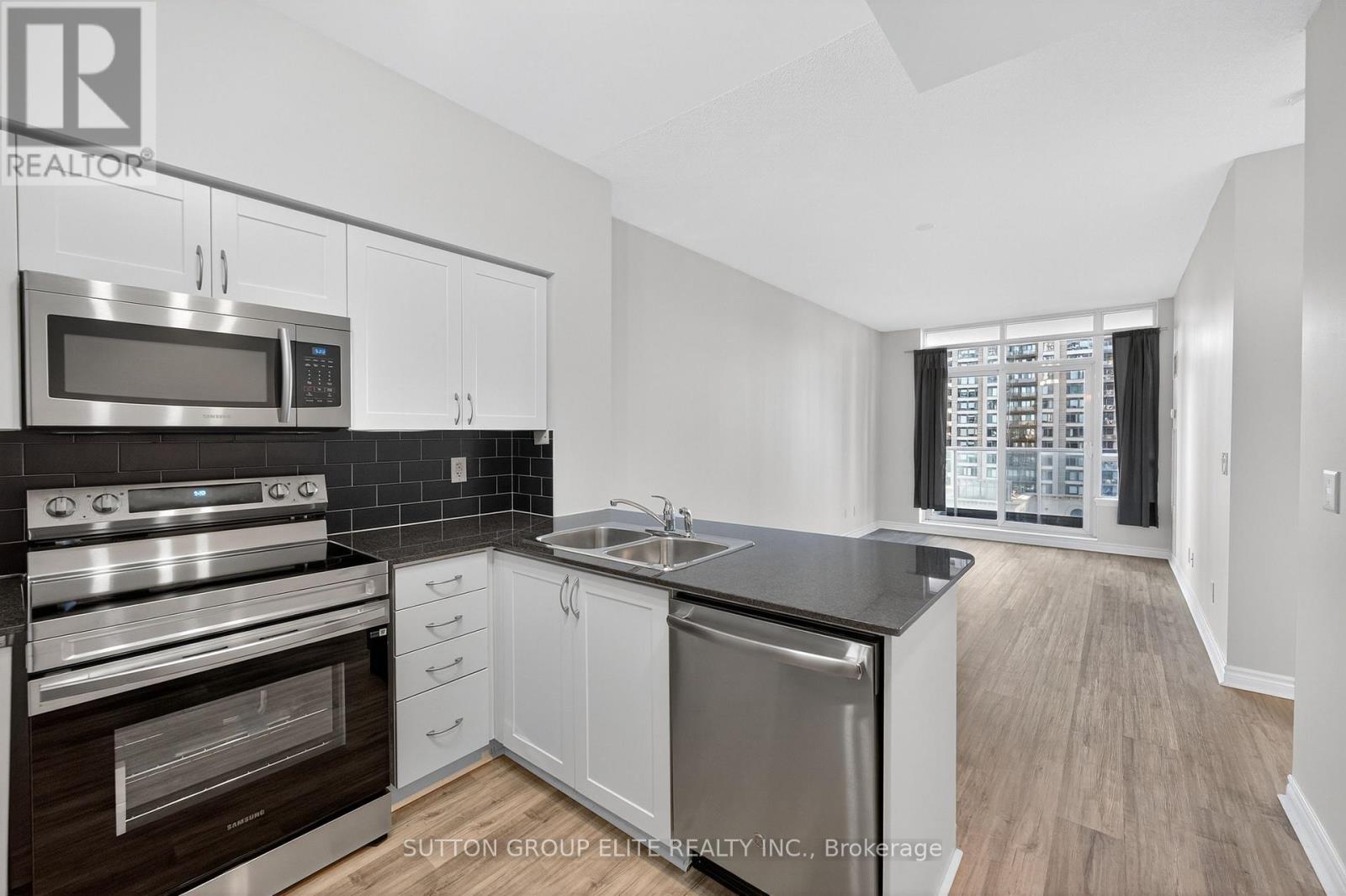 1407 - 388 Prince Of Wales Drive, Mississauga (City Centre), Ontario  L5B 0A1 - Photo 9 - W12445015