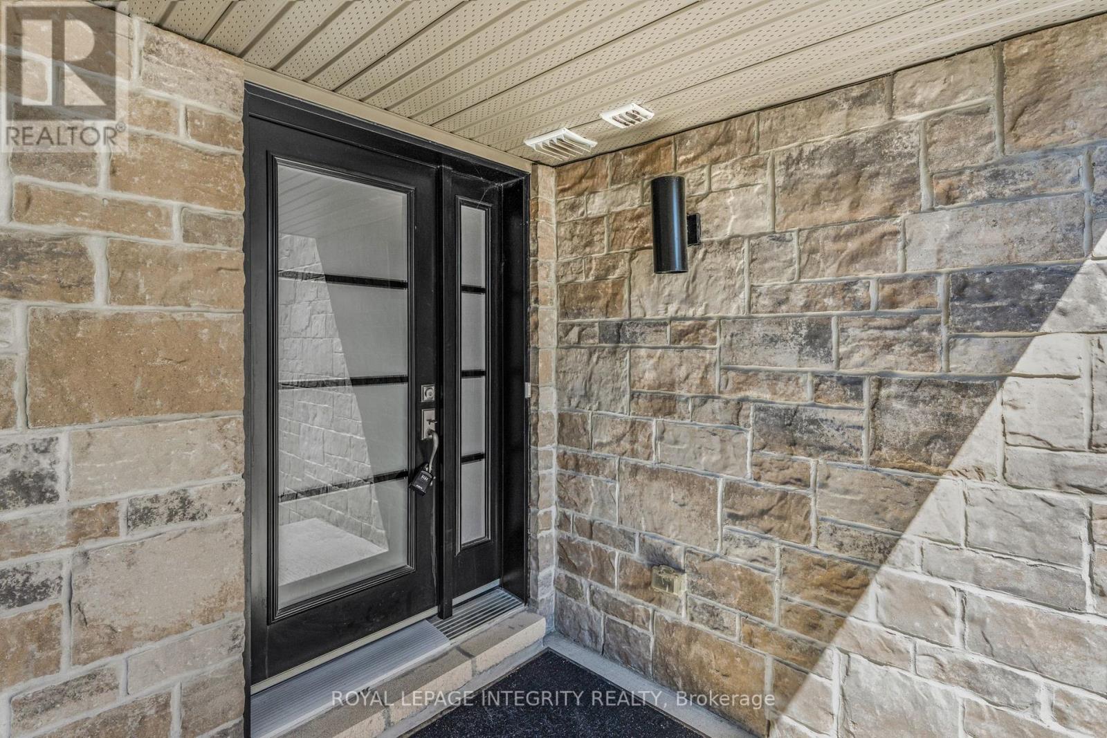 1132 Docteur Corbeil Boulevard, Clarence-Rockland, Ontario  K4K 1P6 - Photo 2 - X12445053