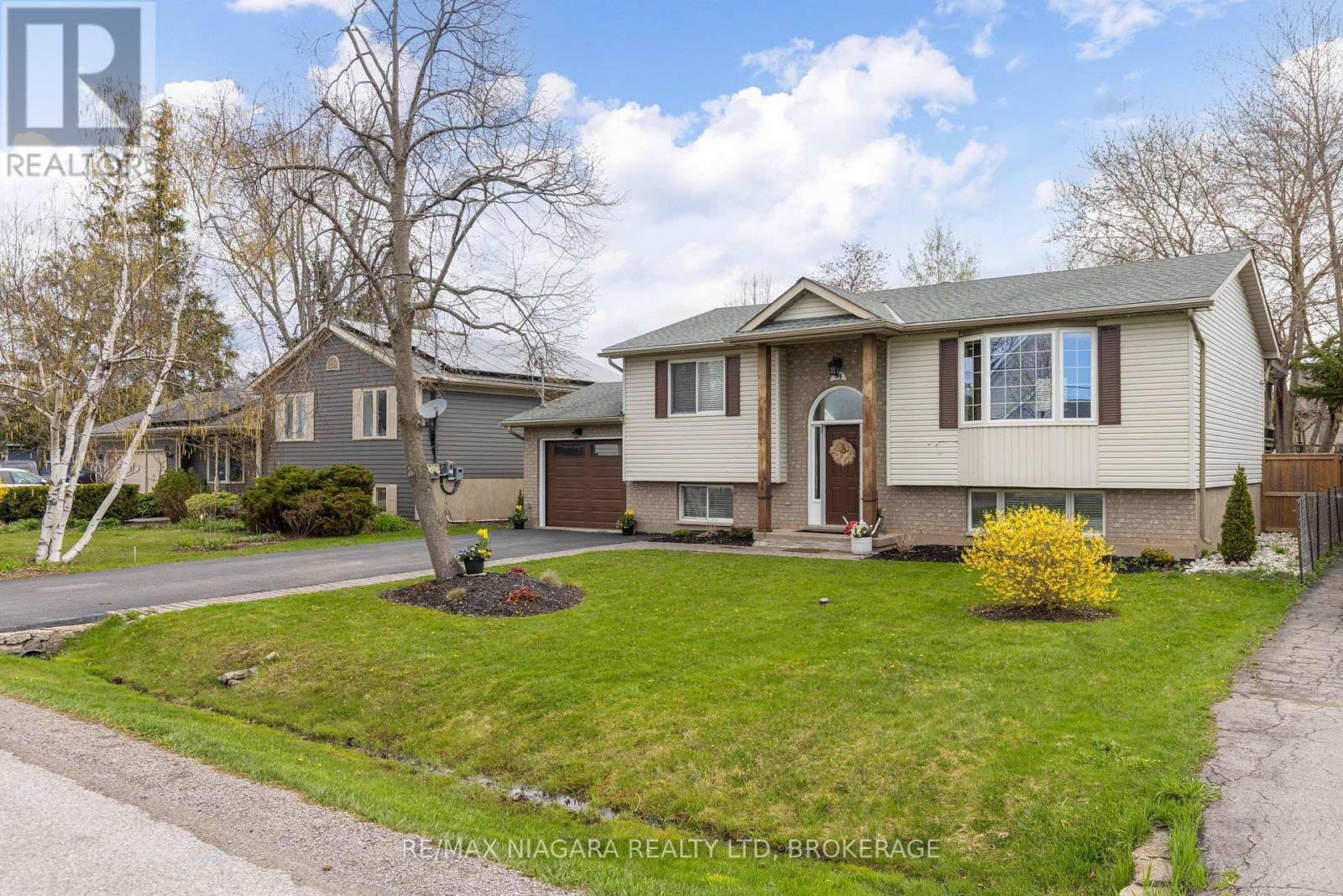 44 Maple Leaf Avenue S, Fort Erie, Ontario  L0S 1N0 - Photo 2 - X12445063