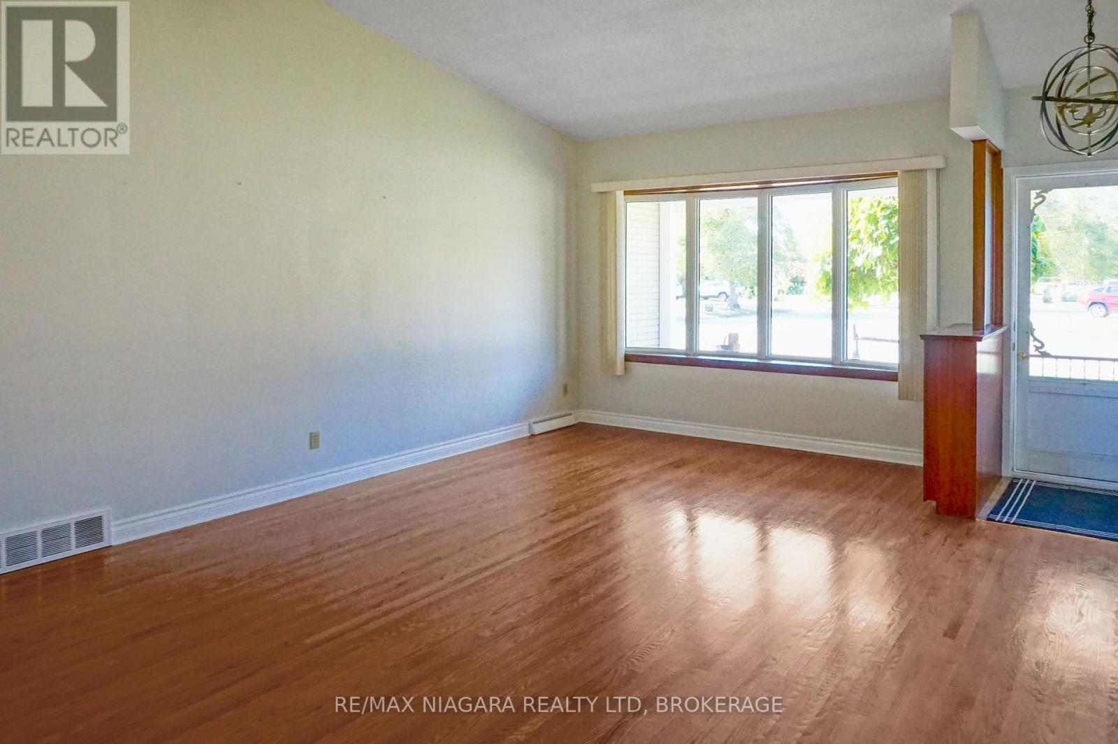 8824 Champlain Drive, Niagara Falls, Ontario  L2G 6Y6 - Photo 13 - X12445068