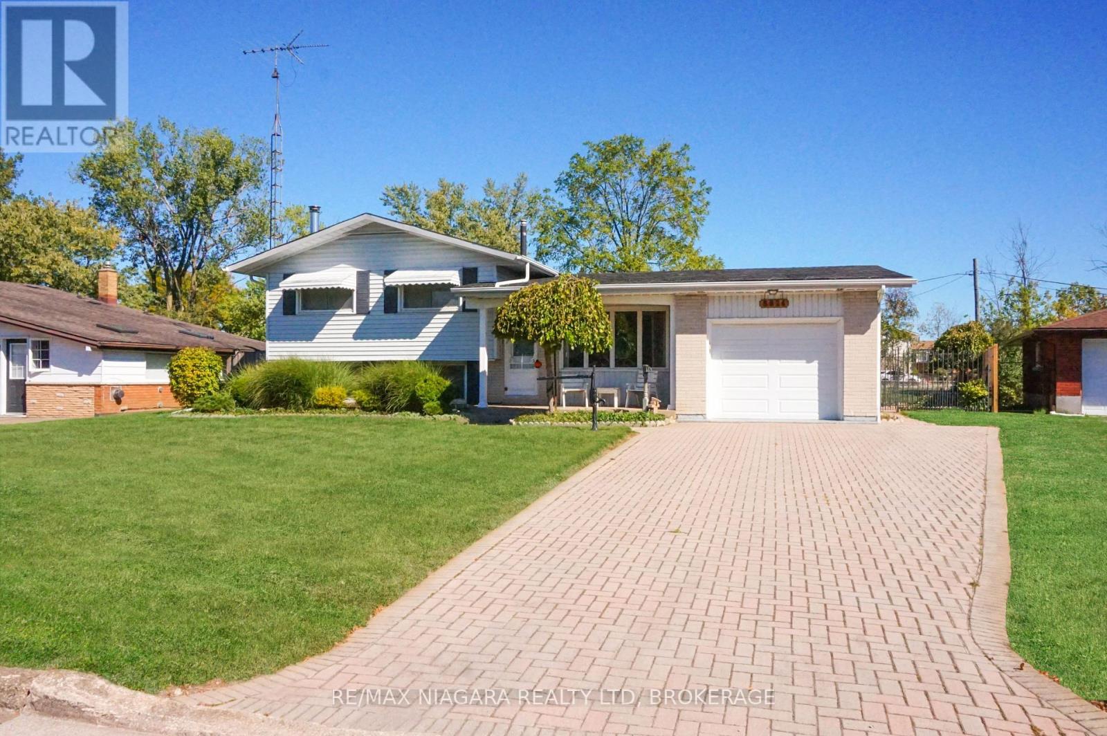 8824 Champlain Drive, Niagara Falls, Ontario  L2G 6Y6 - Photo 2 - X12445068