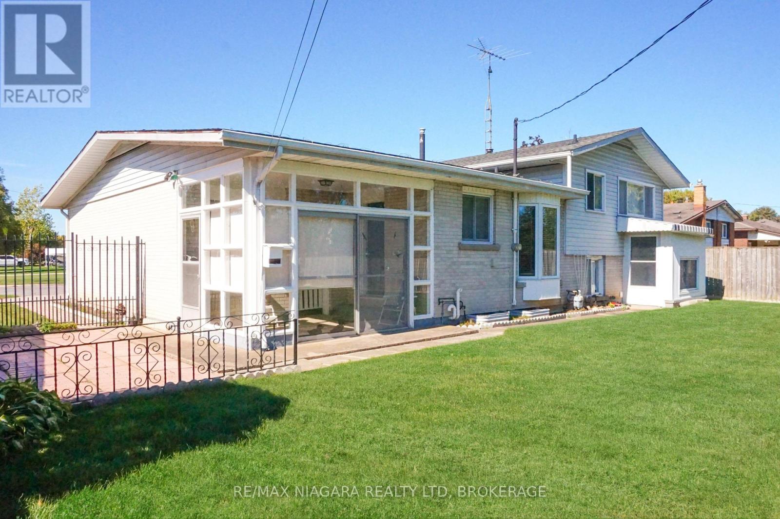 8824 Champlain Drive, Niagara Falls, Ontario  L2G 6Y6 - Photo 4 - X12445068