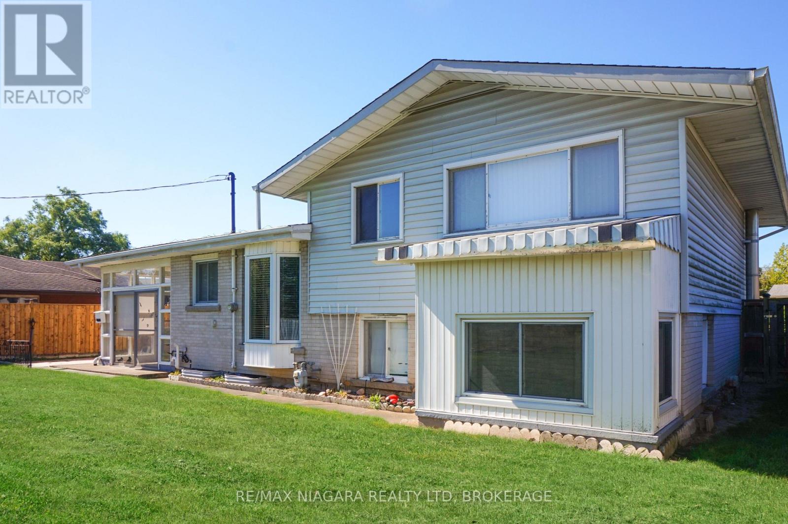 8824 Champlain Drive, Niagara Falls, Ontario  L2G 6Y6 - Photo 5 - X12445068