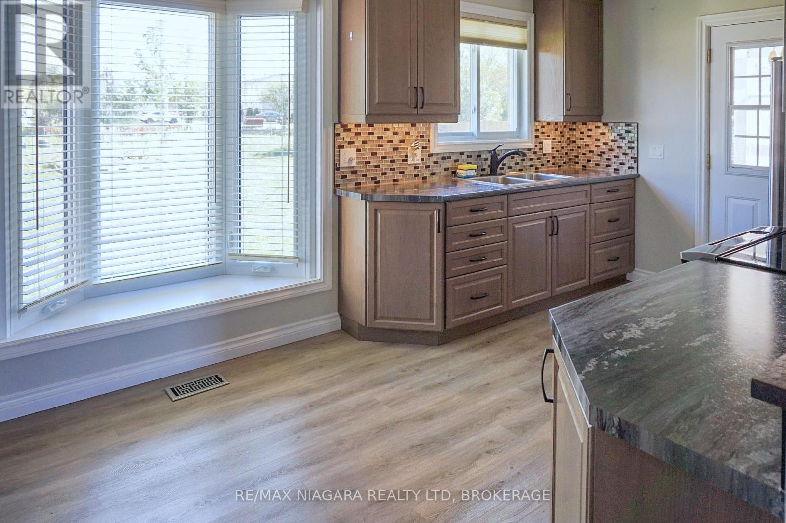 8824 Champlain Drive, Niagara Falls, Ontario  L2G 6Y6 - Photo 9 - X12445068