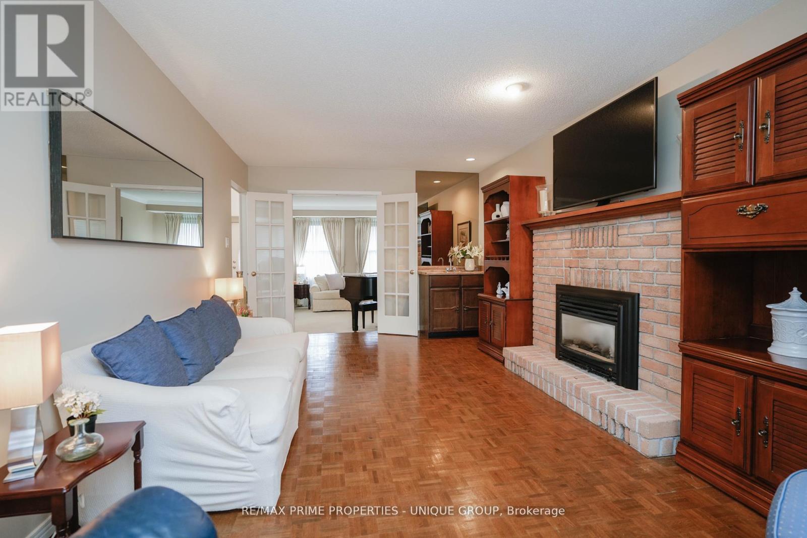 9 Longwater Chase, Markham (Unionville), Ontario  L3R 4A1 - Photo 7 - N12445067