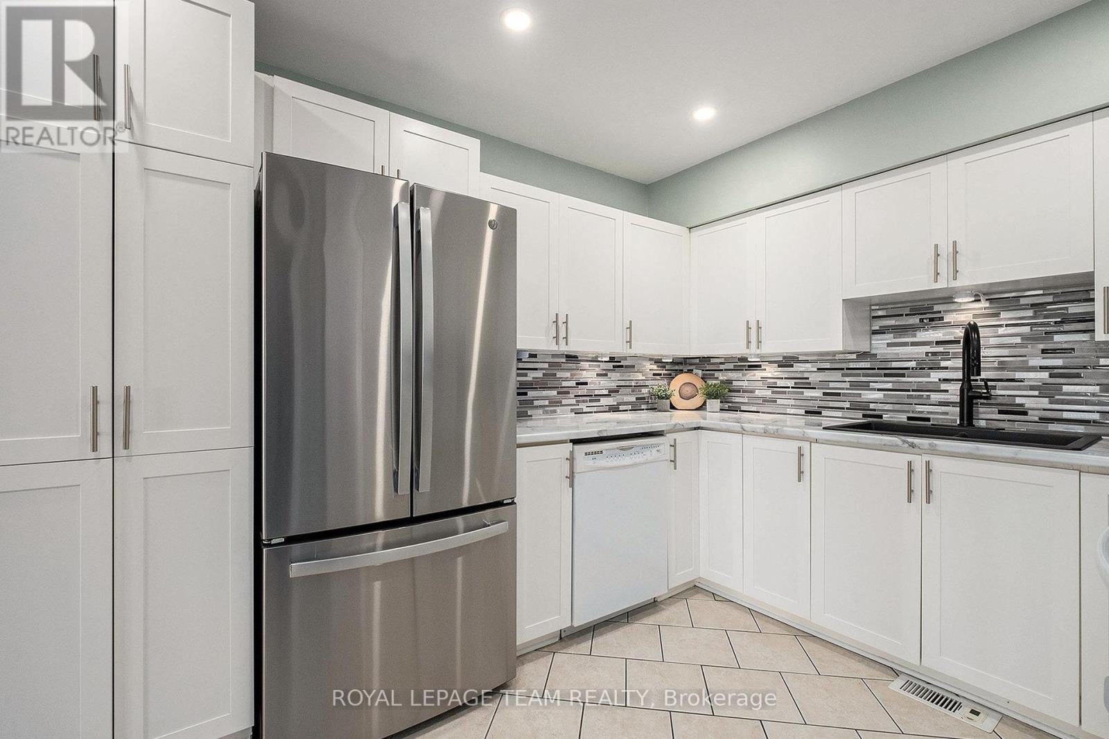 93 Royal Oak Court Court, Ottawa, Ontario  K1T 3N9 - Photo 4 - X12445100