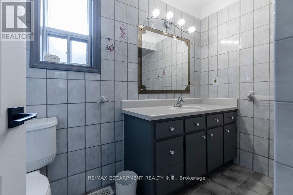 52 Clyde Street, Hamilton (Landsdale), Ontario  L8L 5R4 - Photo 18 - X12445060
