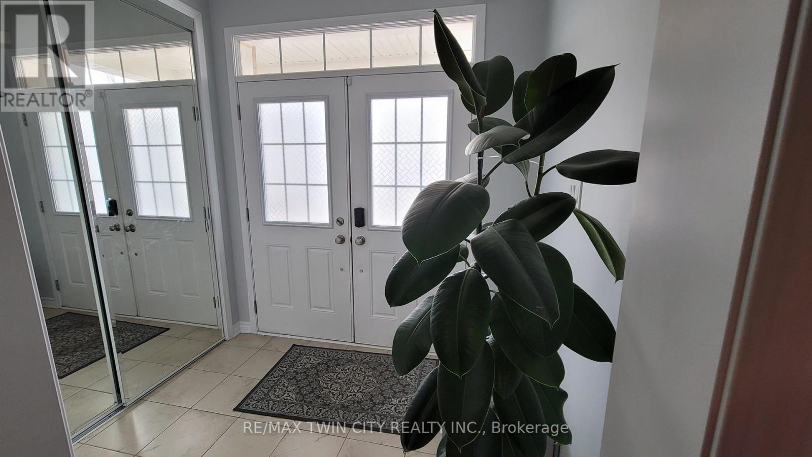231 Grovehill Crescent, Kitchener, Ontario  N2R 0K8 - Photo 4 - X12444061