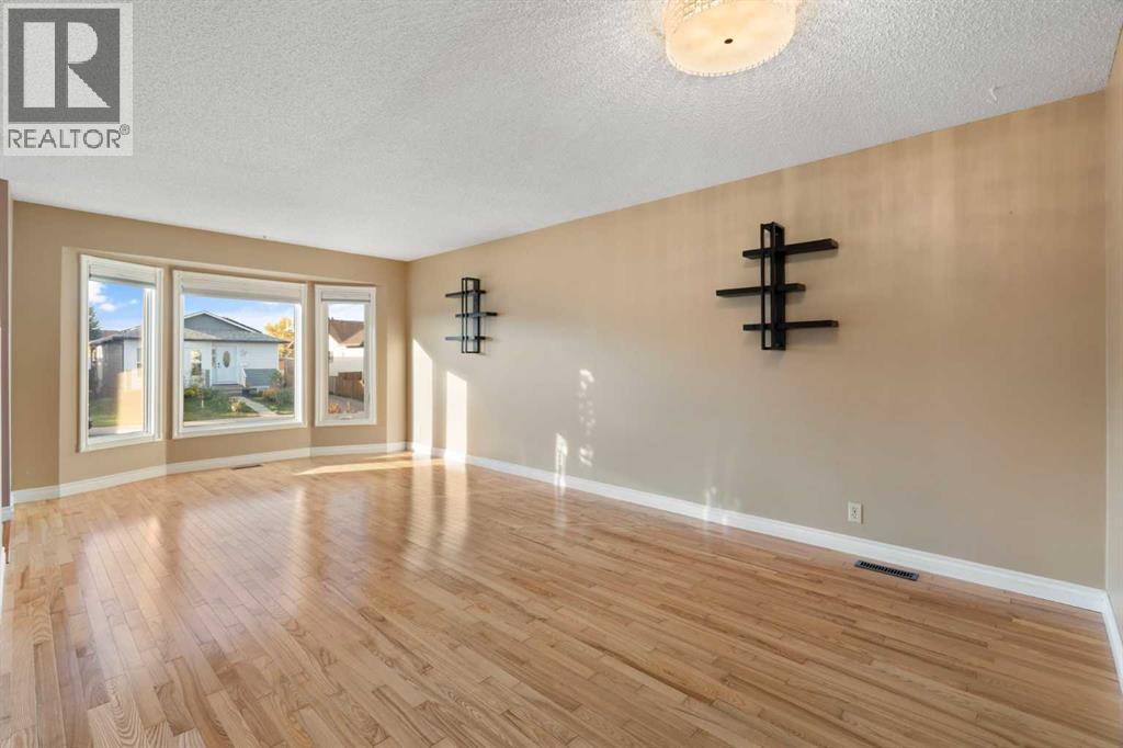 28 Whitworth Road Ne, Calgary, Alberta  T1Y 6A7 - Photo 3 - A2261737