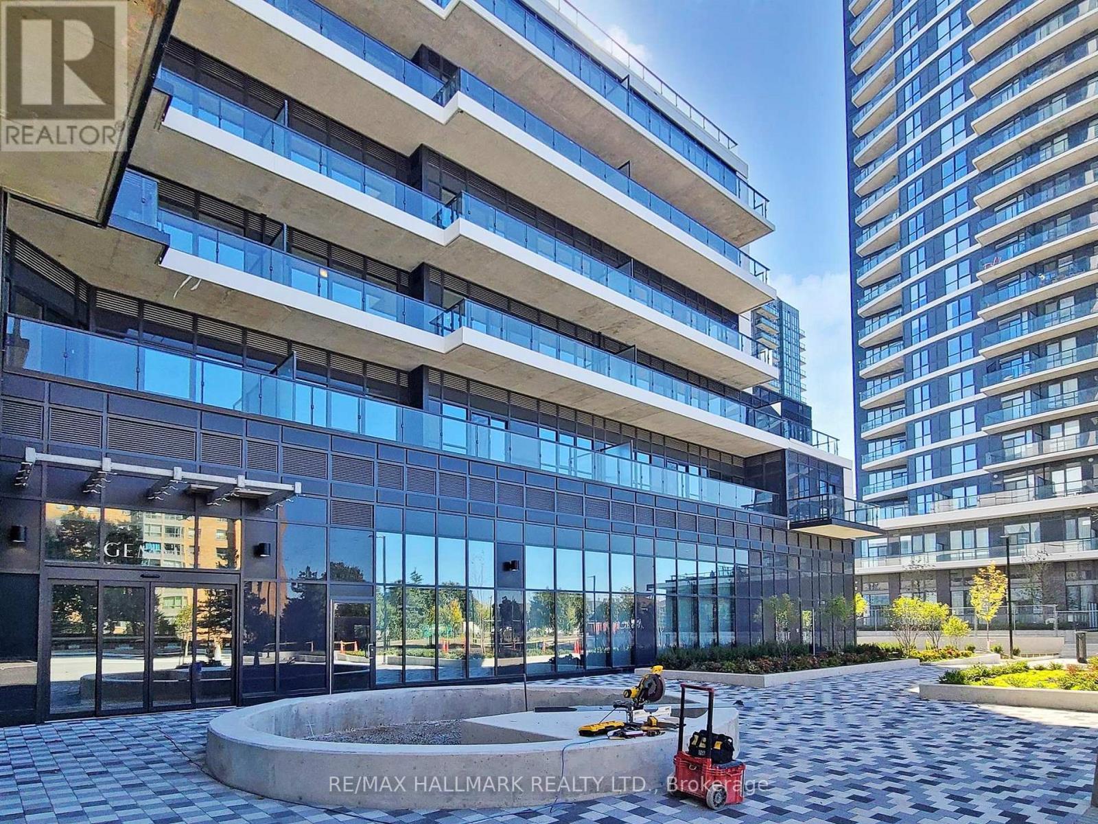 303 - 15 Watergarden Dr Drive, Mississauga, Ontario  L5R 1B2 - Photo 2 - W12445129