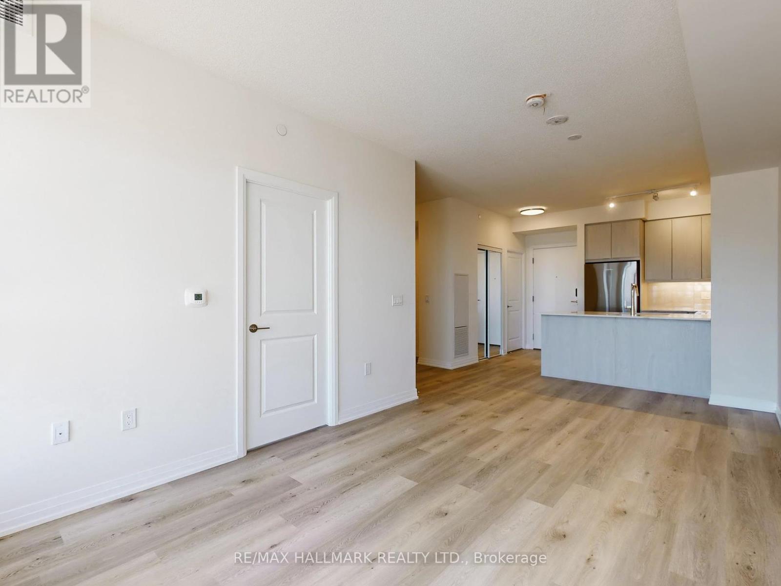 303 - 15 Watergarden Dr Drive, Mississauga, Ontario  L5R 1B2 - Photo 5 - W12445129