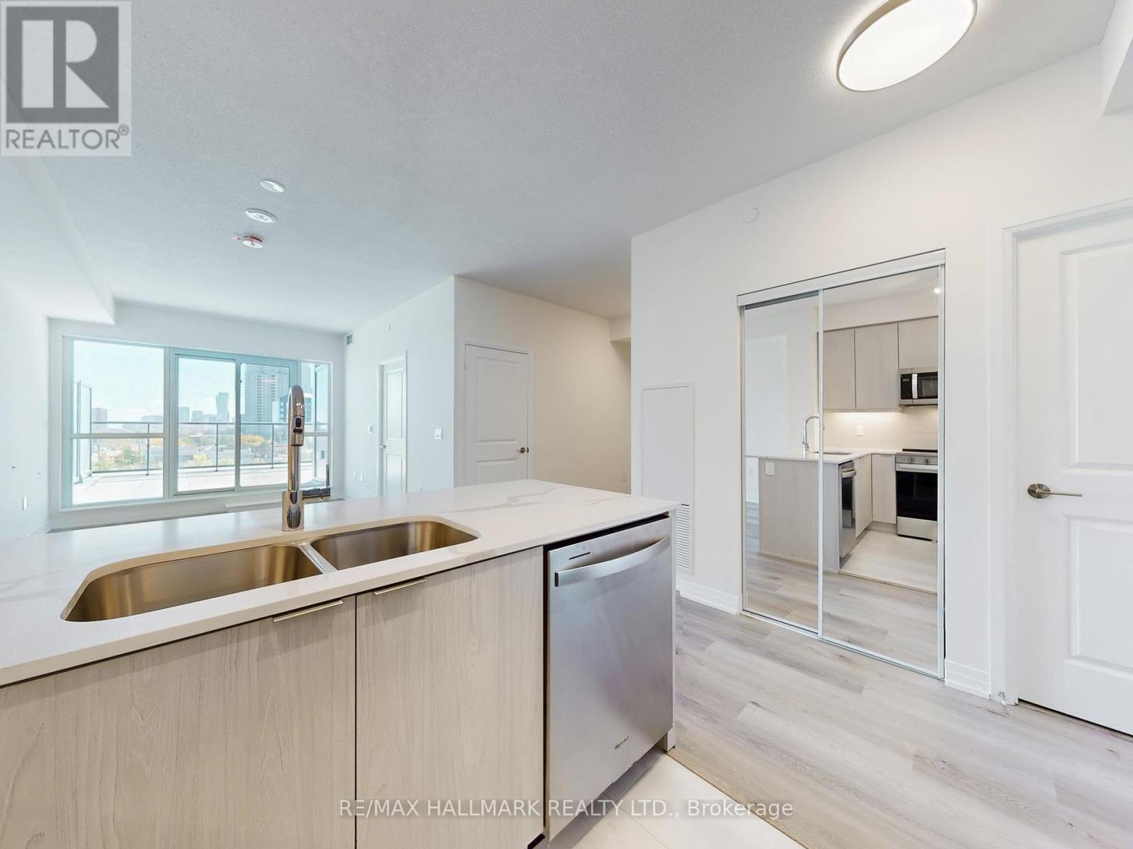 303 - 15 Watergarden Dr Drive, Mississauga, Ontario  L5R 1B2 - Photo 8 - W12445129