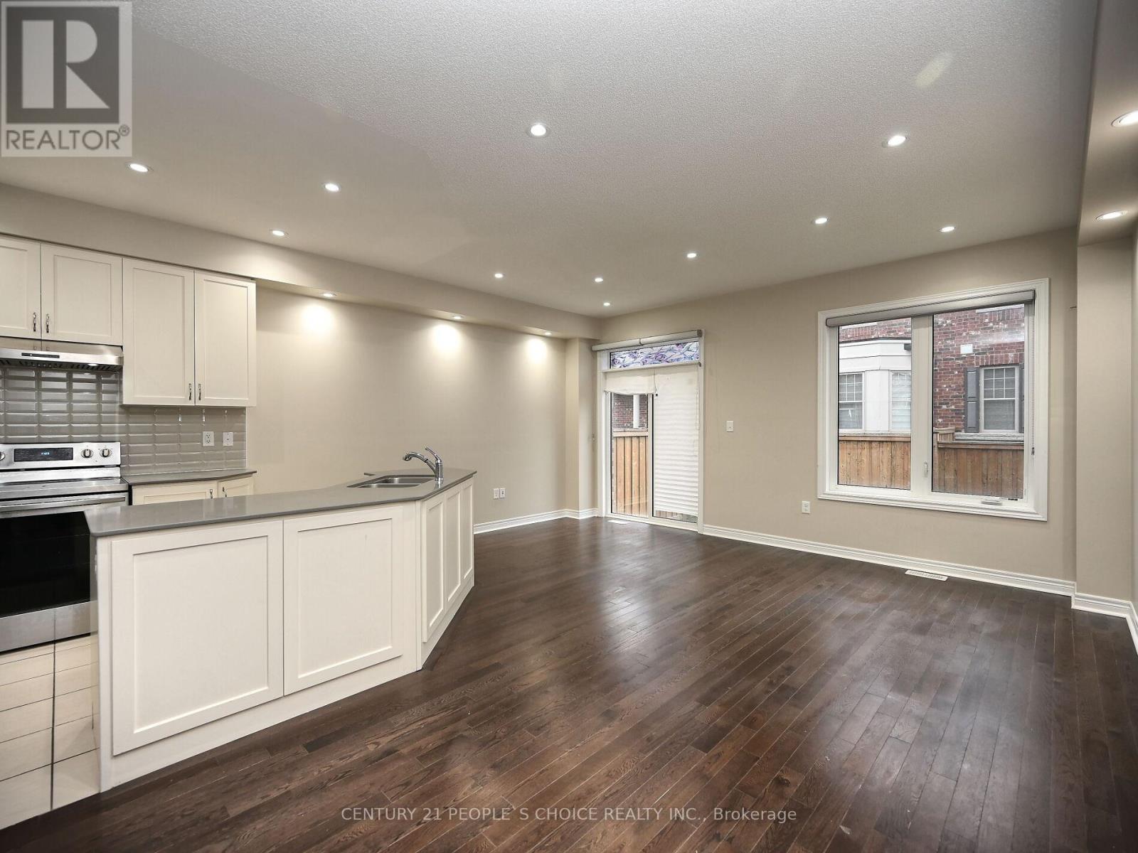 39 Pearman Crescent, Brampton, Ontario  L7A 4Y8 - Photo 4 - W12445007