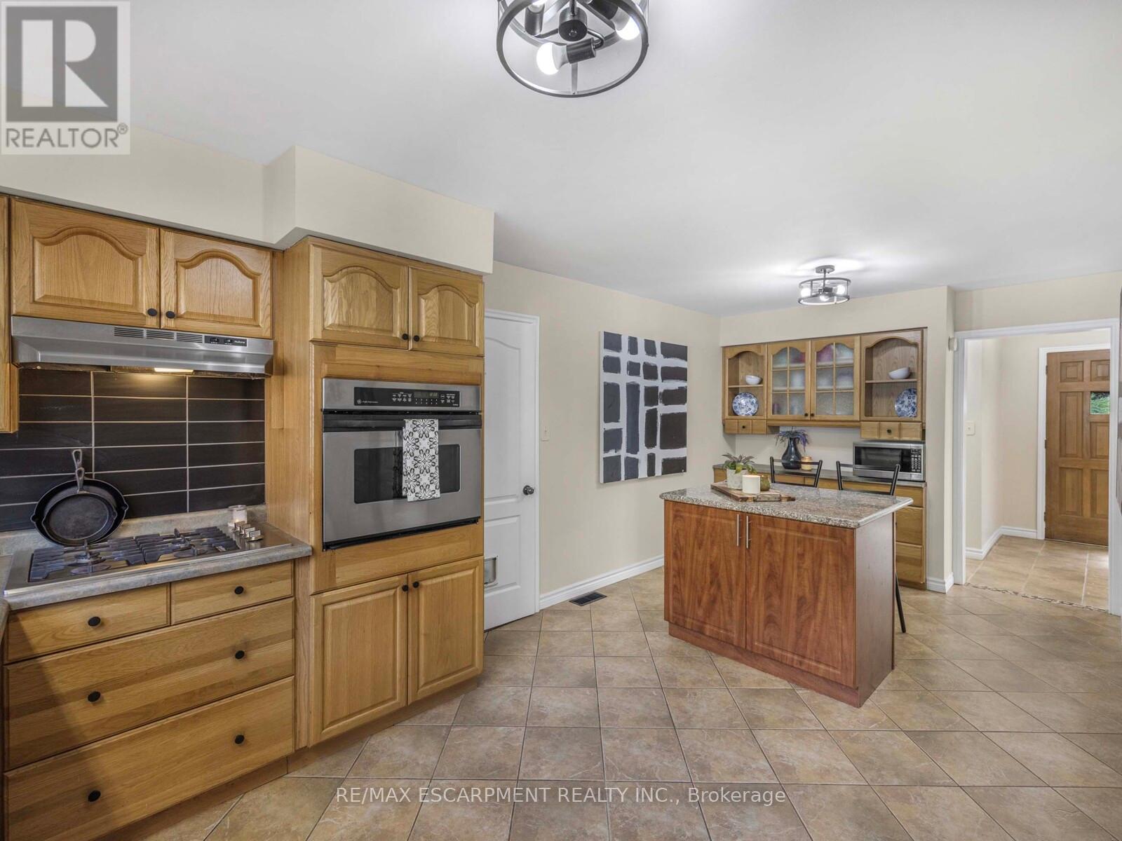 10 Alexander Street, Brampton (Downtown Brampton), Ontario  L6V 1H6 - Photo 13 - W12445099