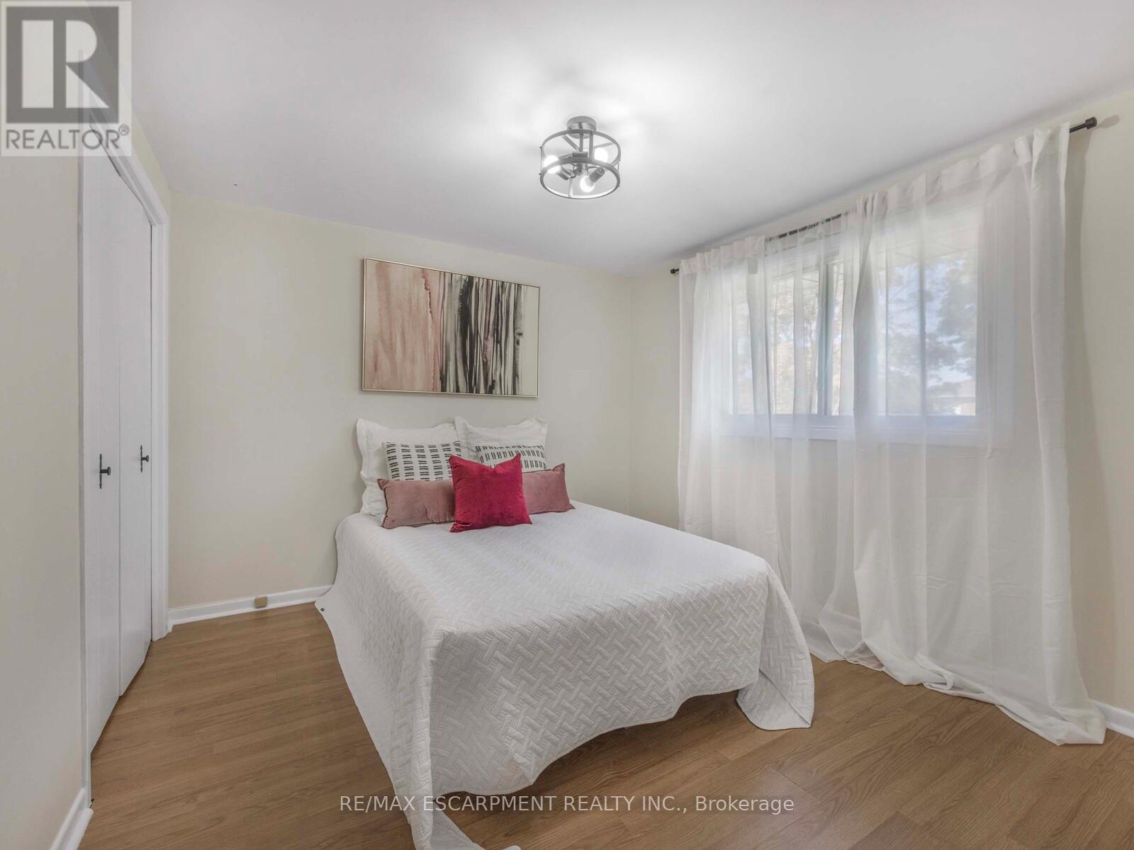 10 Alexander Street, Brampton (Downtown Brampton), Ontario  L6V 1H6 - Photo 15 - W12445099
