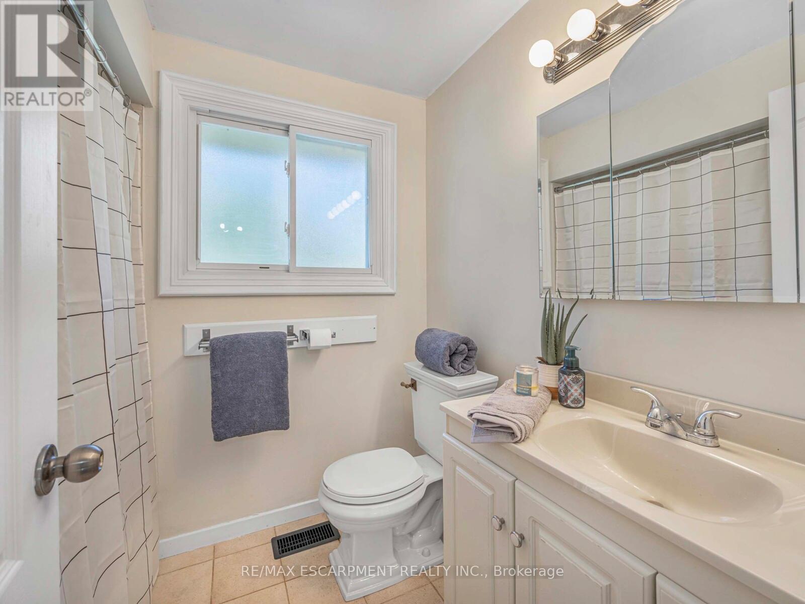 10 Alexander Street, Brampton (Downtown Brampton), Ontario  L6V 1H6 - Photo 19 - W12445099