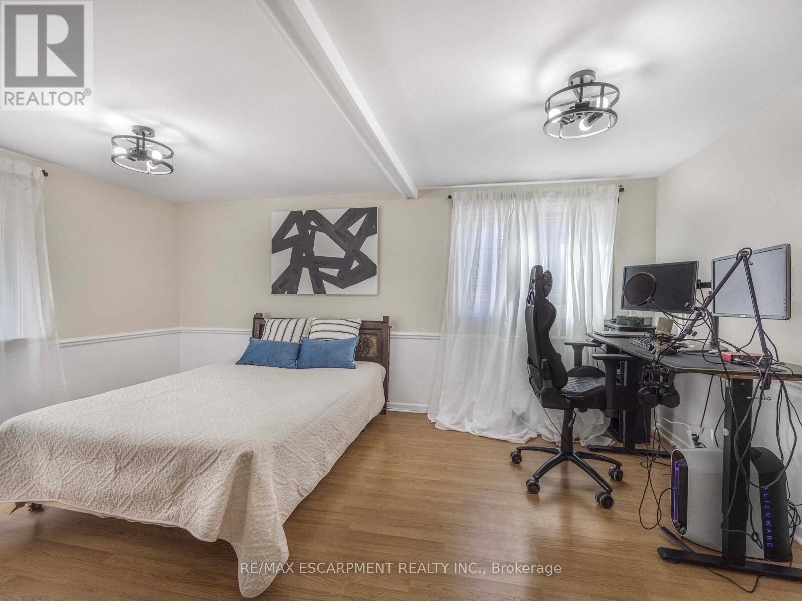 10 Alexander Street, Brampton (Downtown Brampton), Ontario  L6V 1H6 - Photo 14 - W12445099