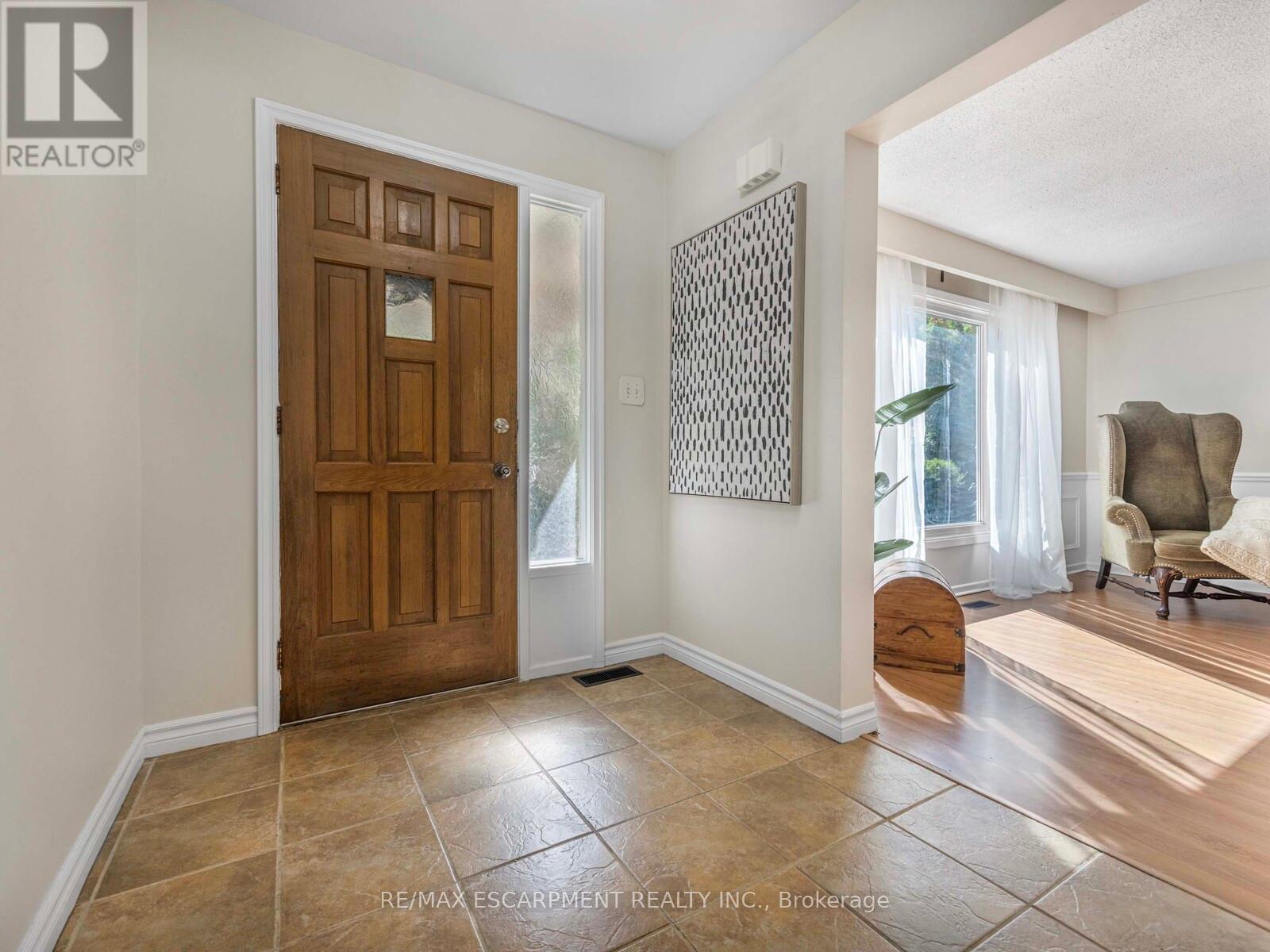 10 Alexander Street, Brampton (Downtown Brampton), Ontario  L6V 1H6 - Photo 4 - W12445099