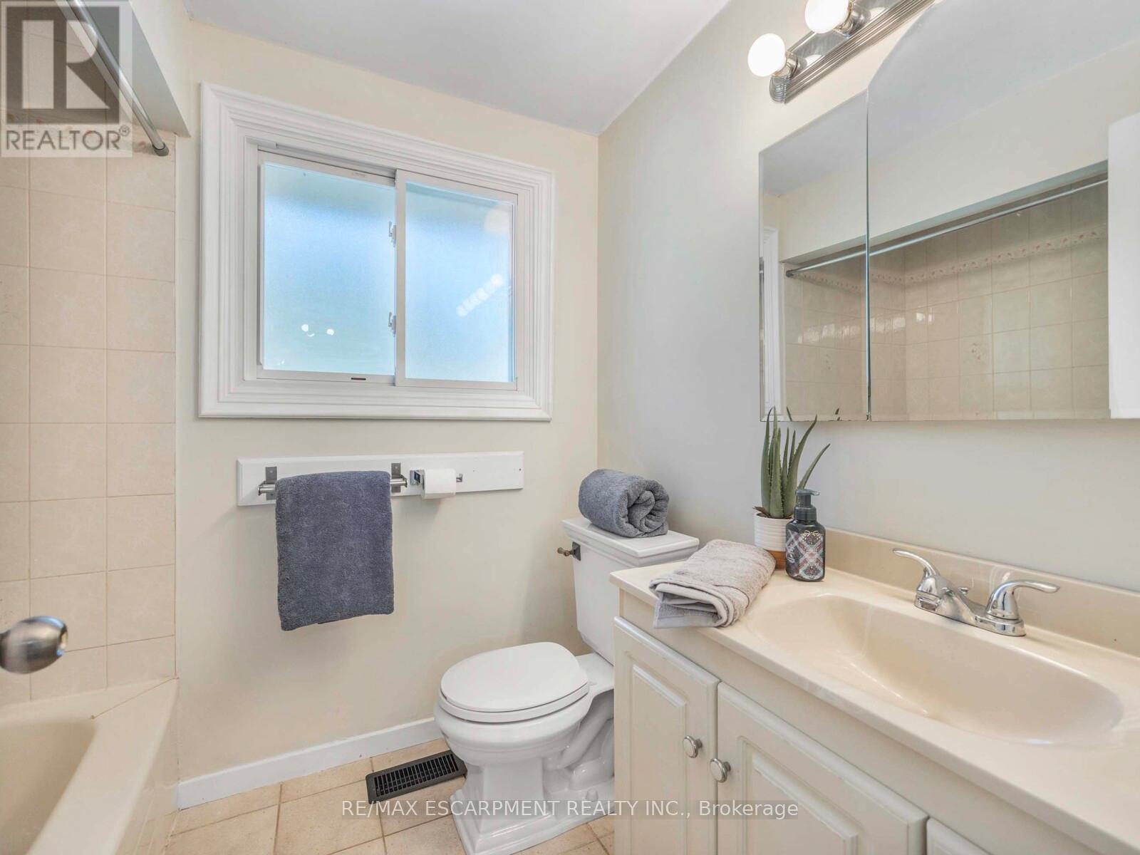 10 Alexander Street, Brampton (Downtown Brampton), Ontario  L6V 1H6 - Photo 22 - W12445099