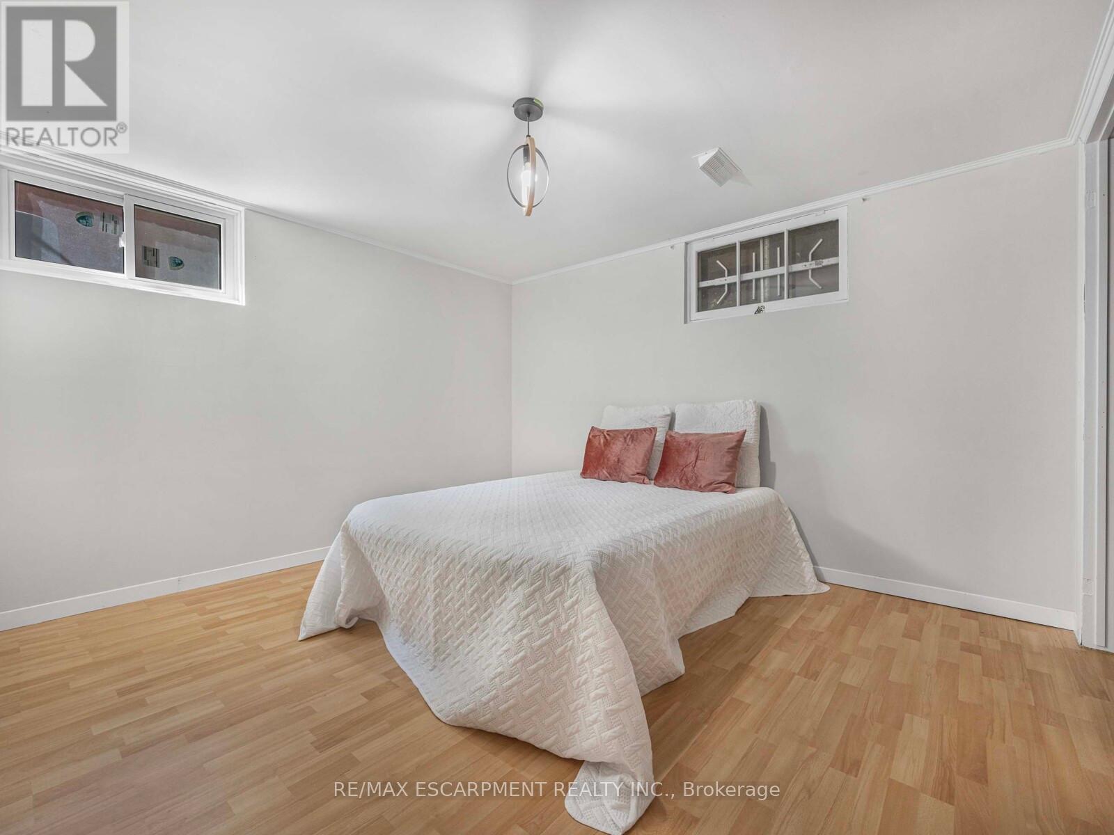 10 Alexander Street, Brampton (Downtown Brampton), Ontario  L6V 1H6 - Photo 26 - W12445099