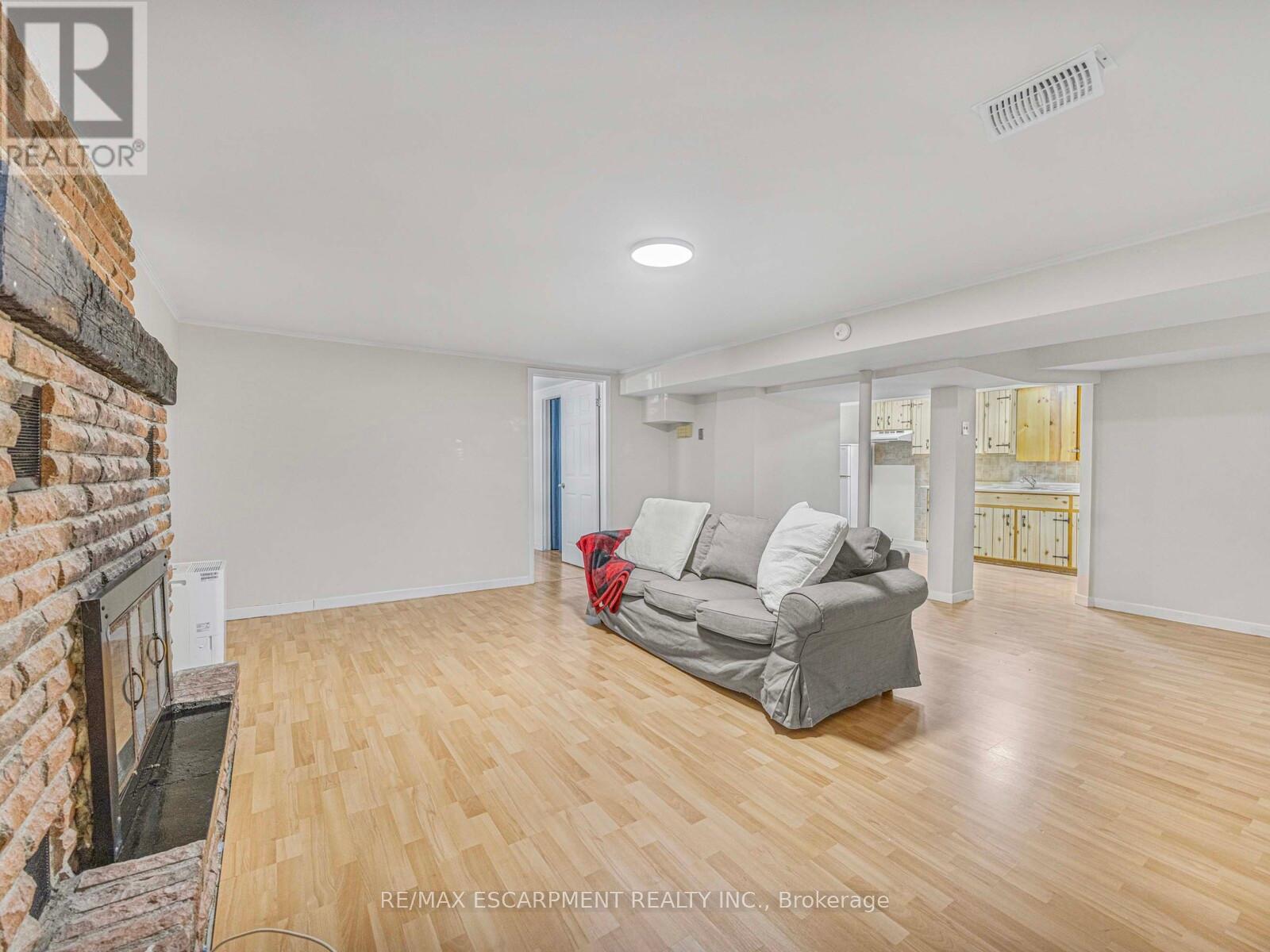 10 Alexander Street, Brampton (Downtown Brampton), Ontario  L6V 1H6 - Photo 24 - W12445099