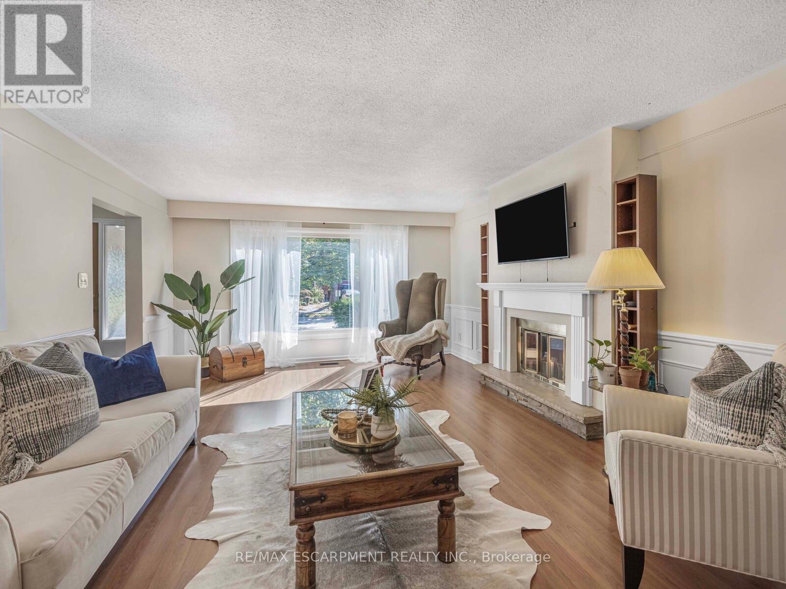 10 Alexander Street, Brampton (Downtown Brampton), Ontario  L6V 1H6 - Photo 6 - W12445099