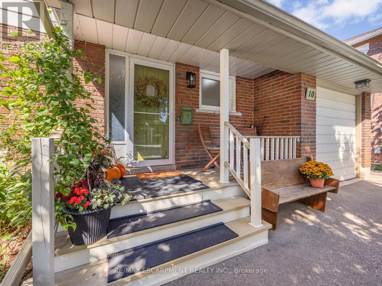 10 Alexander Street, Brampton (Downtown Brampton), Ontario  L6V 1H6 - Photo 3 - W12445099