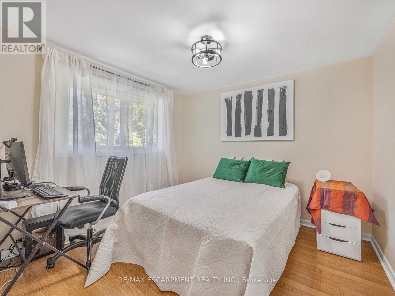 10 Alexander Street, Brampton (Downtown Brampton), Ontario  L6V 1H6 - Photo 16 - W12445099