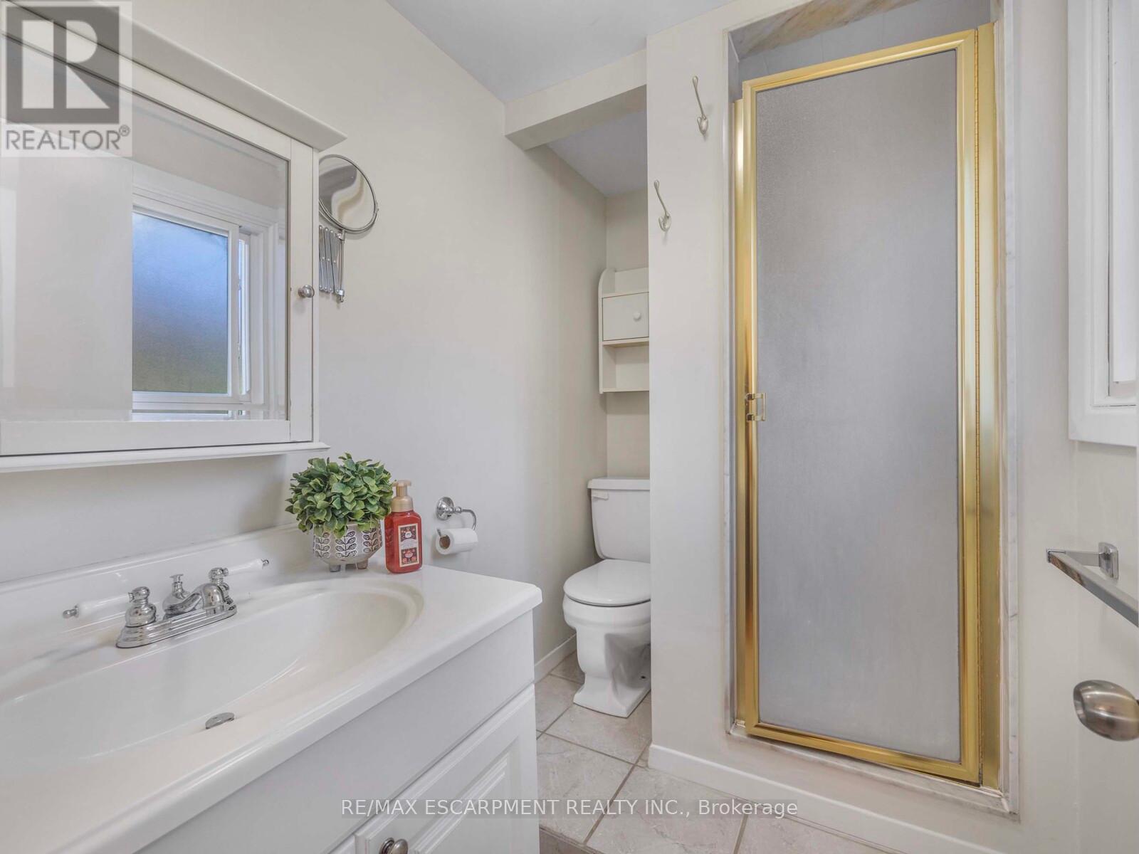 10 Alexander Street, Brampton (Downtown Brampton), Ontario  L6V 1H6 - Photo 21 - W12445099