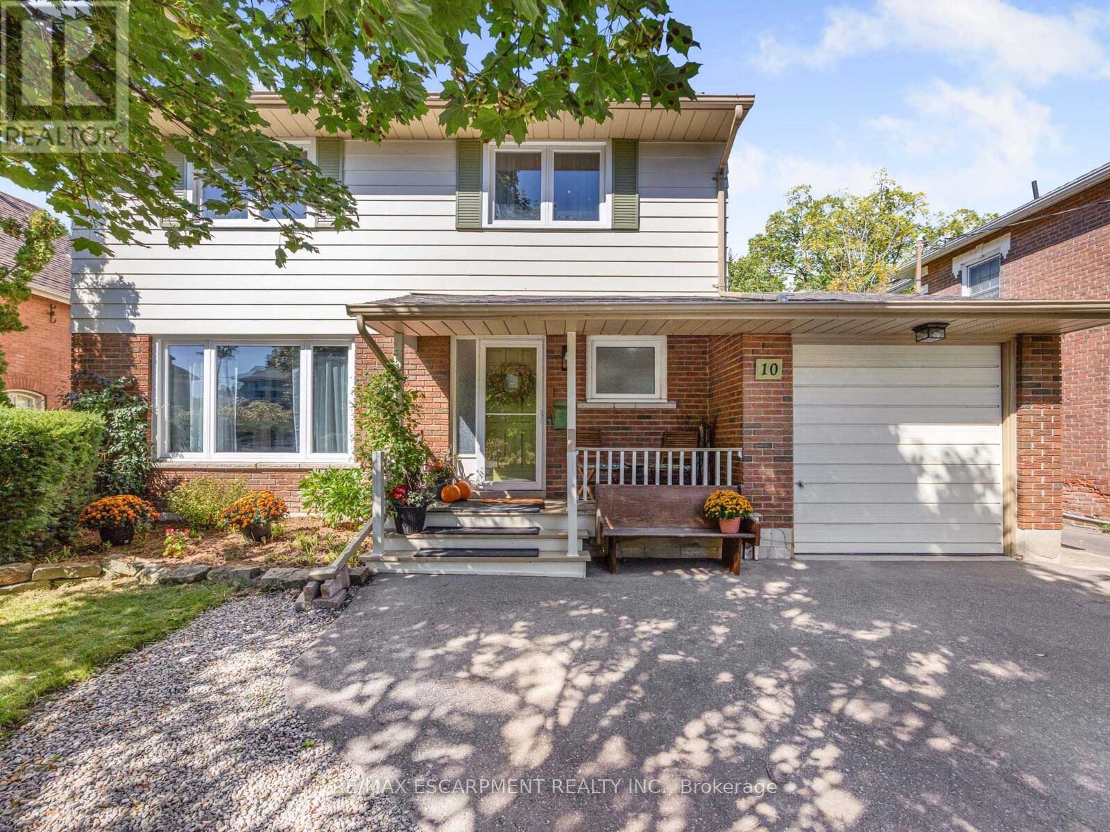 10 Alexander Street, Brampton (Downtown Brampton), Ontario  L6V 1H6 - Photo 2 - W12445099