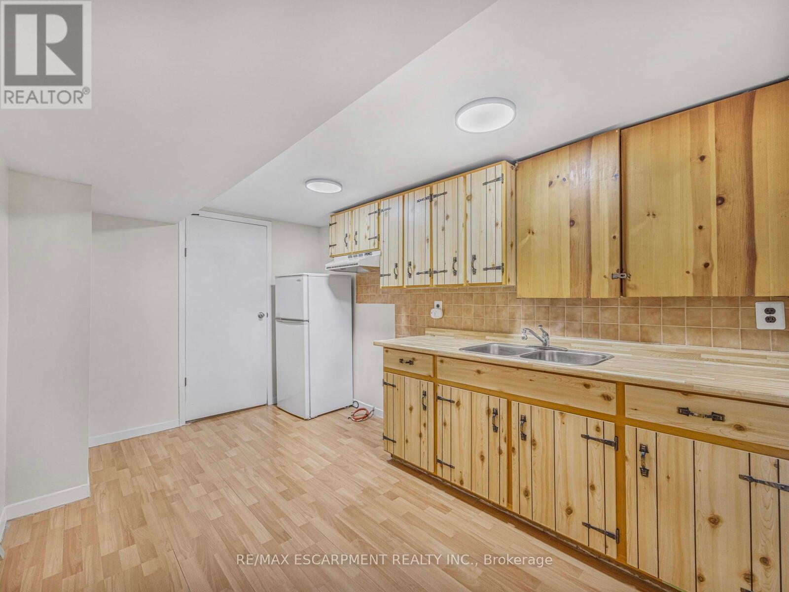 10 Alexander Street, Brampton (Downtown Brampton), Ontario  L6V 1H6 - Photo 25 - W12445099
